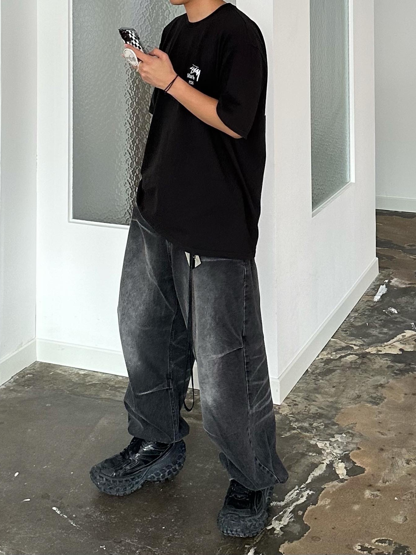 Stussy x Martine Rose Collage Pigment Dyed T-Shirt Black, Balenciaga Defender Sneakers Black 착용 스타일 - 4