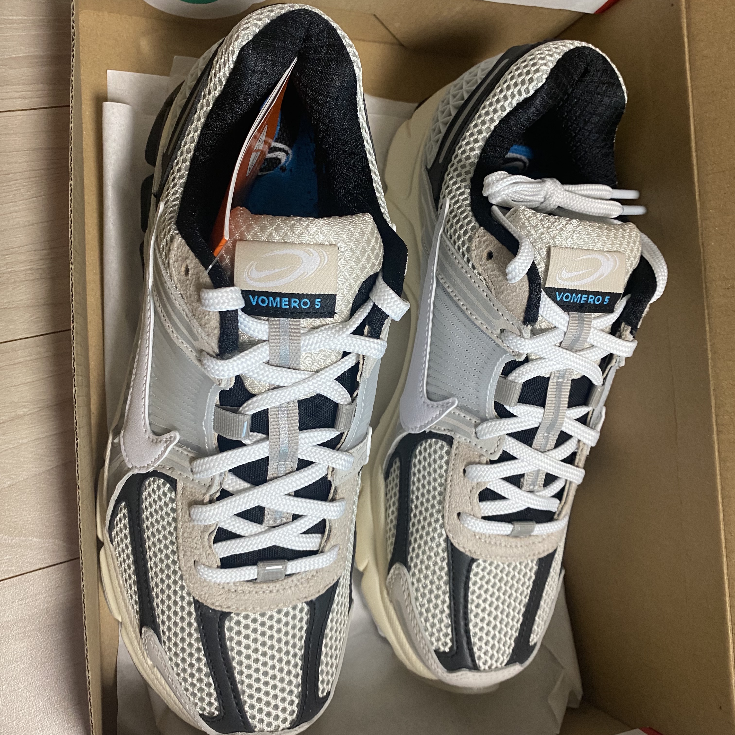 Nike Zoom Vomero 5 Light Bone and Black 착용 스타일 - 3