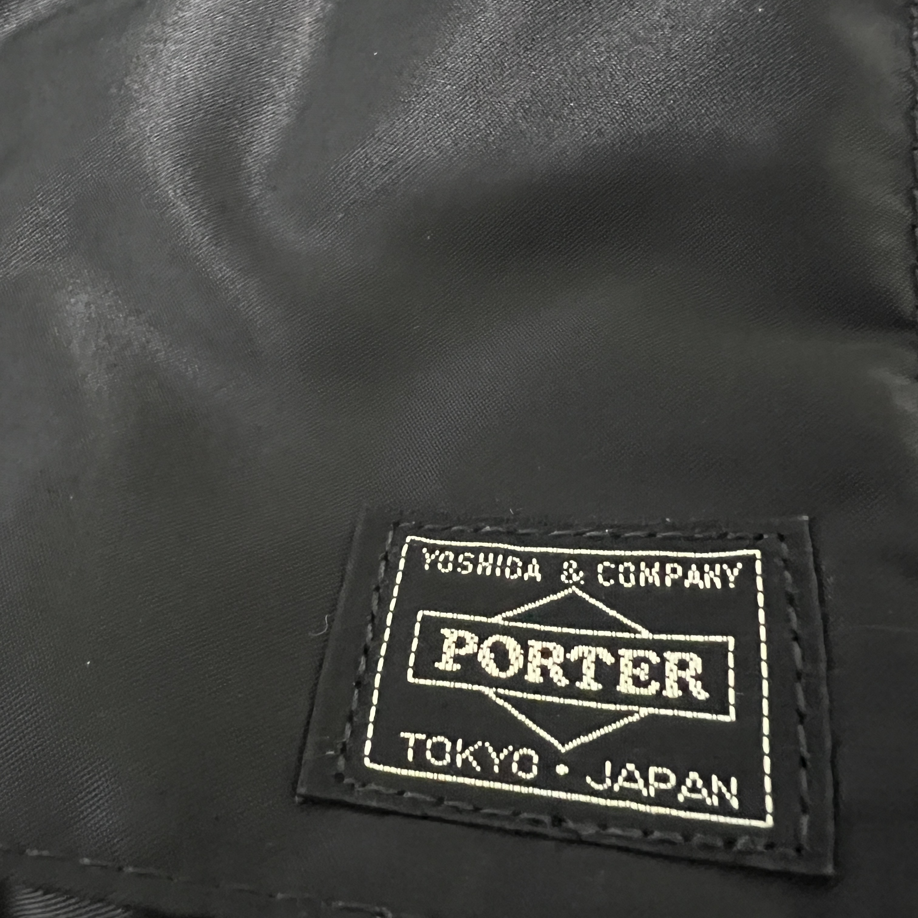 Porter Tanker Shoulder Bag L Black 착용 스타일