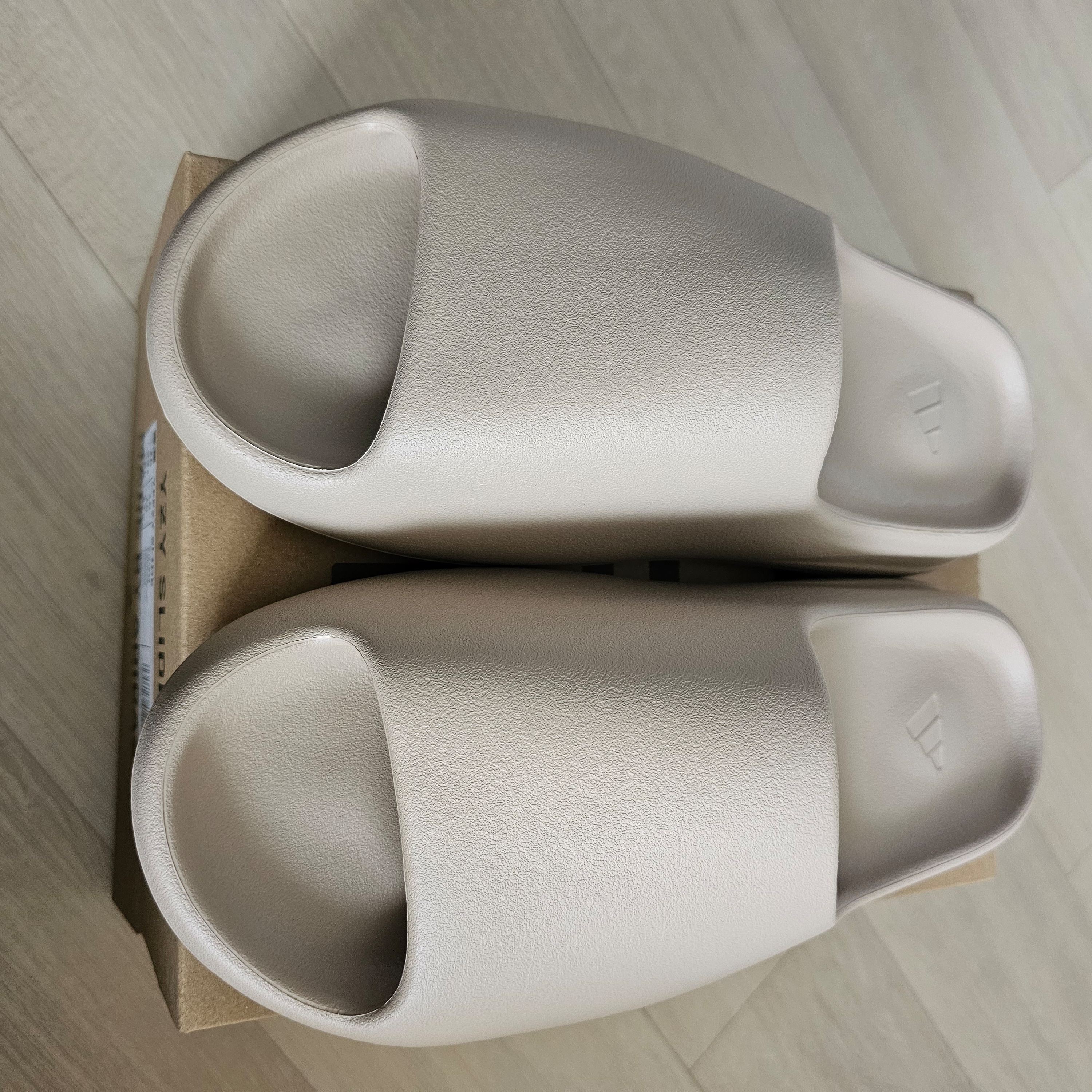 Adidas Yeezy Slide Pure - Re-Release Ver. 착용 스타일 - 2