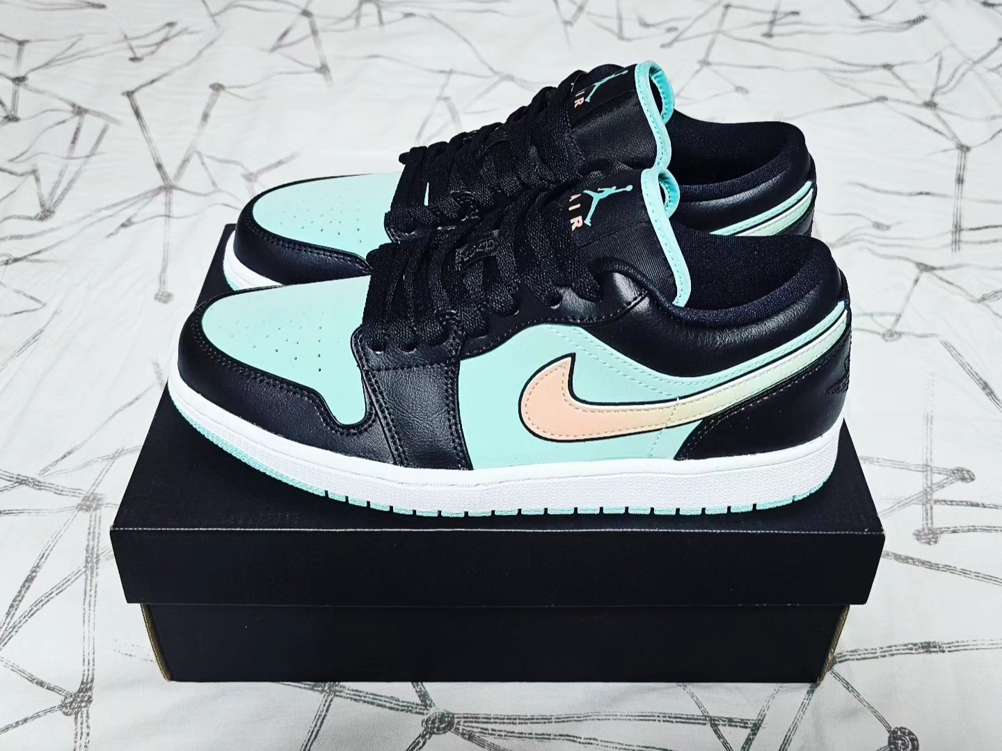 Jordan 1 Low SE Tropical Twist 착용 스타일 - 2