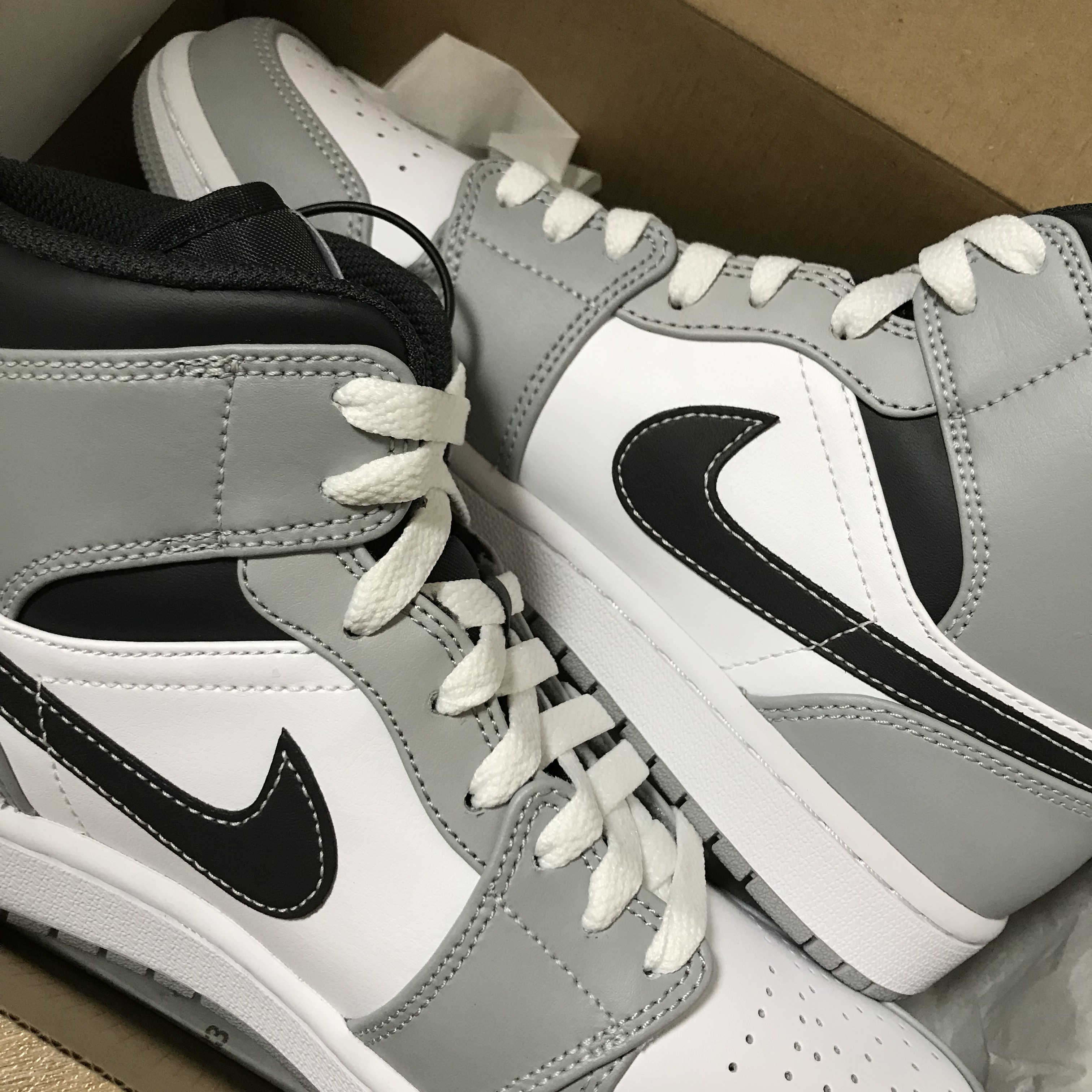 Jordan 1 Mid Light Smoke Grey Anthracite 착용 스타일 - 2