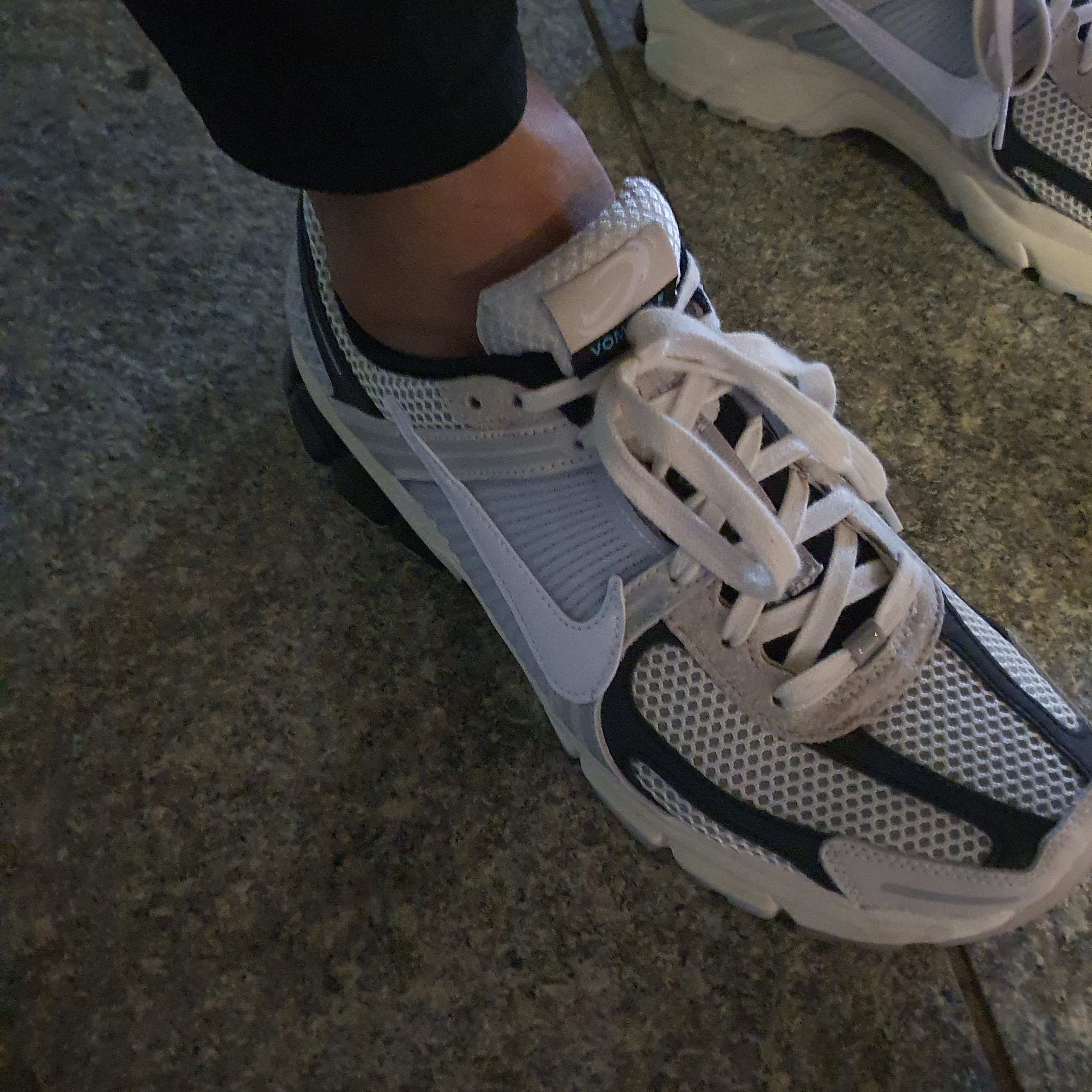 Nike Zoom Vomero 5 Light Bone and Black 착용 스타일 - 1