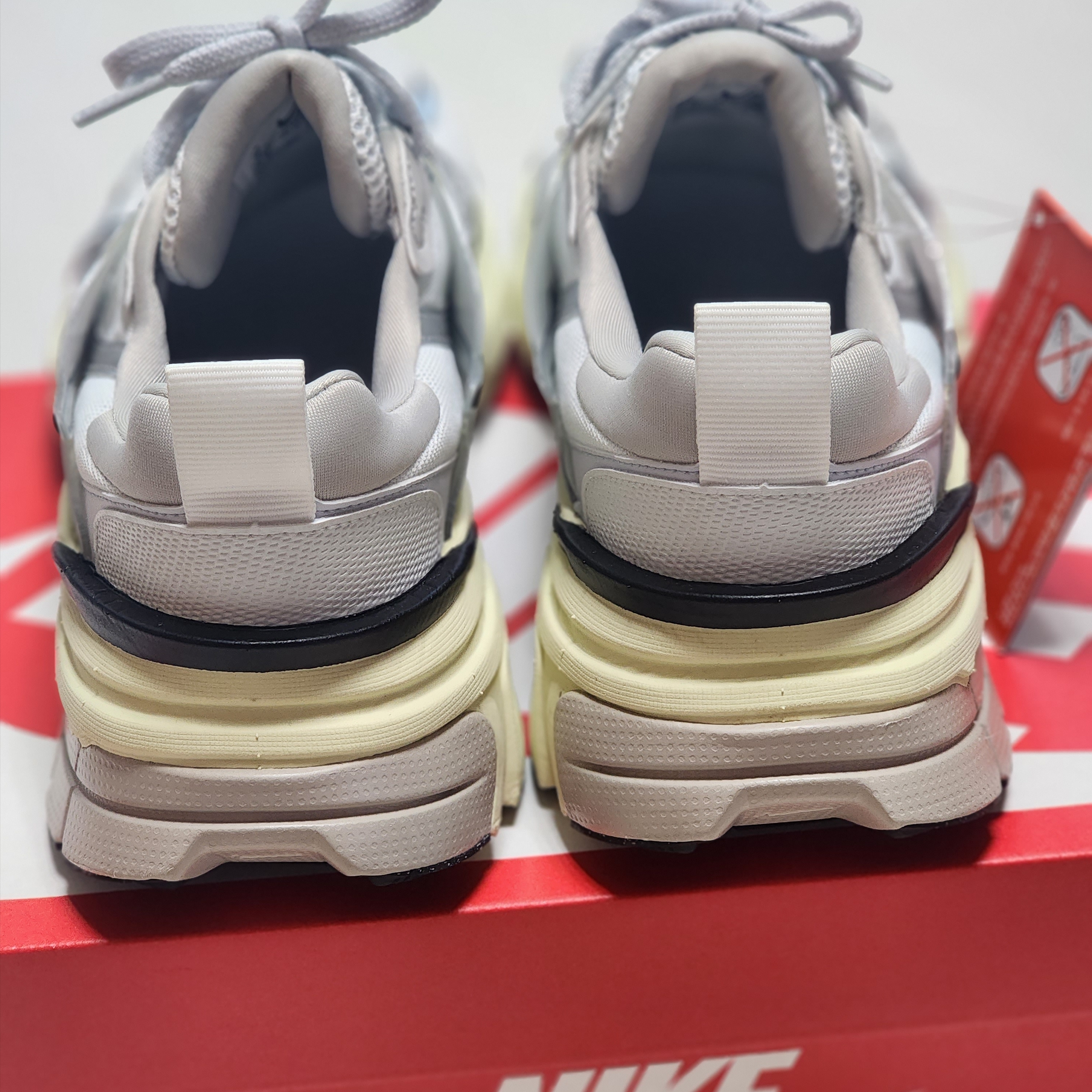 Nike V2K Run Summit White Metallic Silver 착용 스타일 - 3