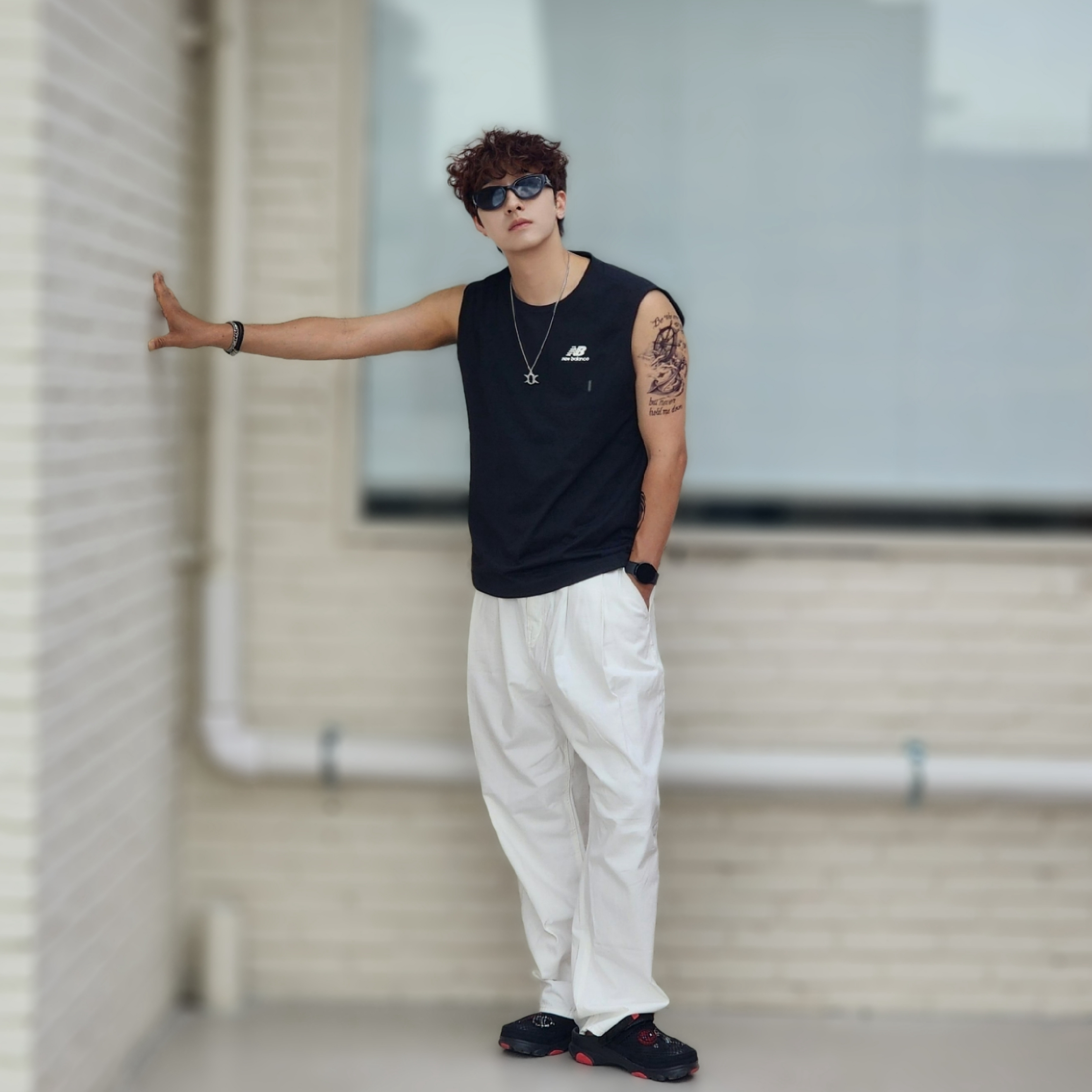 Crocs x Staple Classic All Terrain Clog Black 착용 스타일 - 1