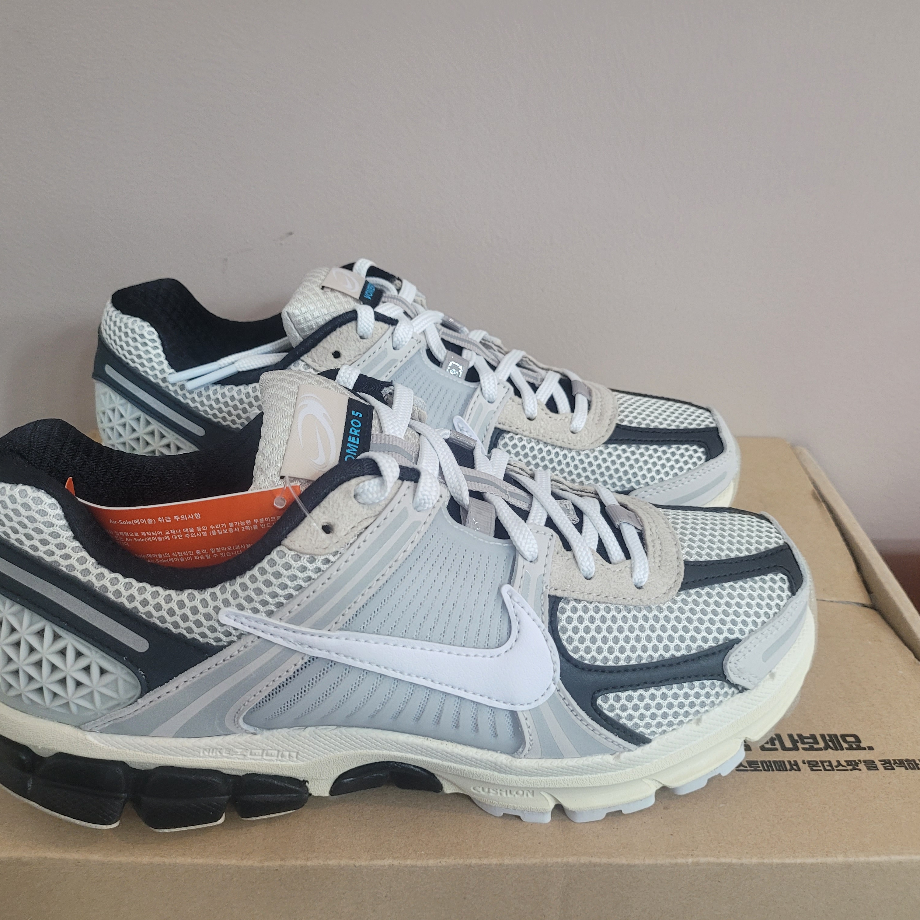 Nike Zoom Vomero 5 Light Bone and Black 착용 스타일 - 2