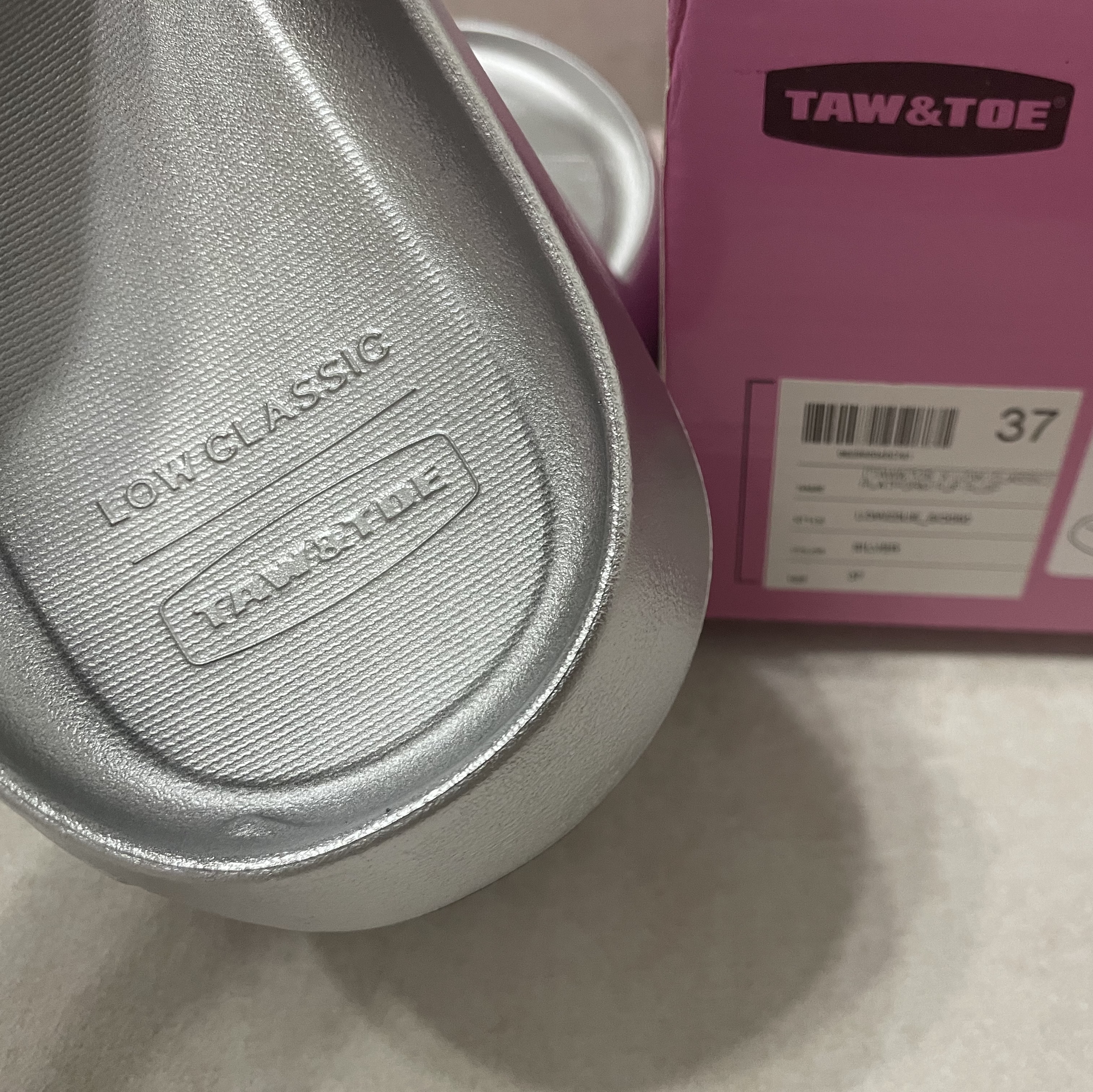 Taw&Toe x Low Classic Platform Flip Flop Silver 착용 스타일 - 2