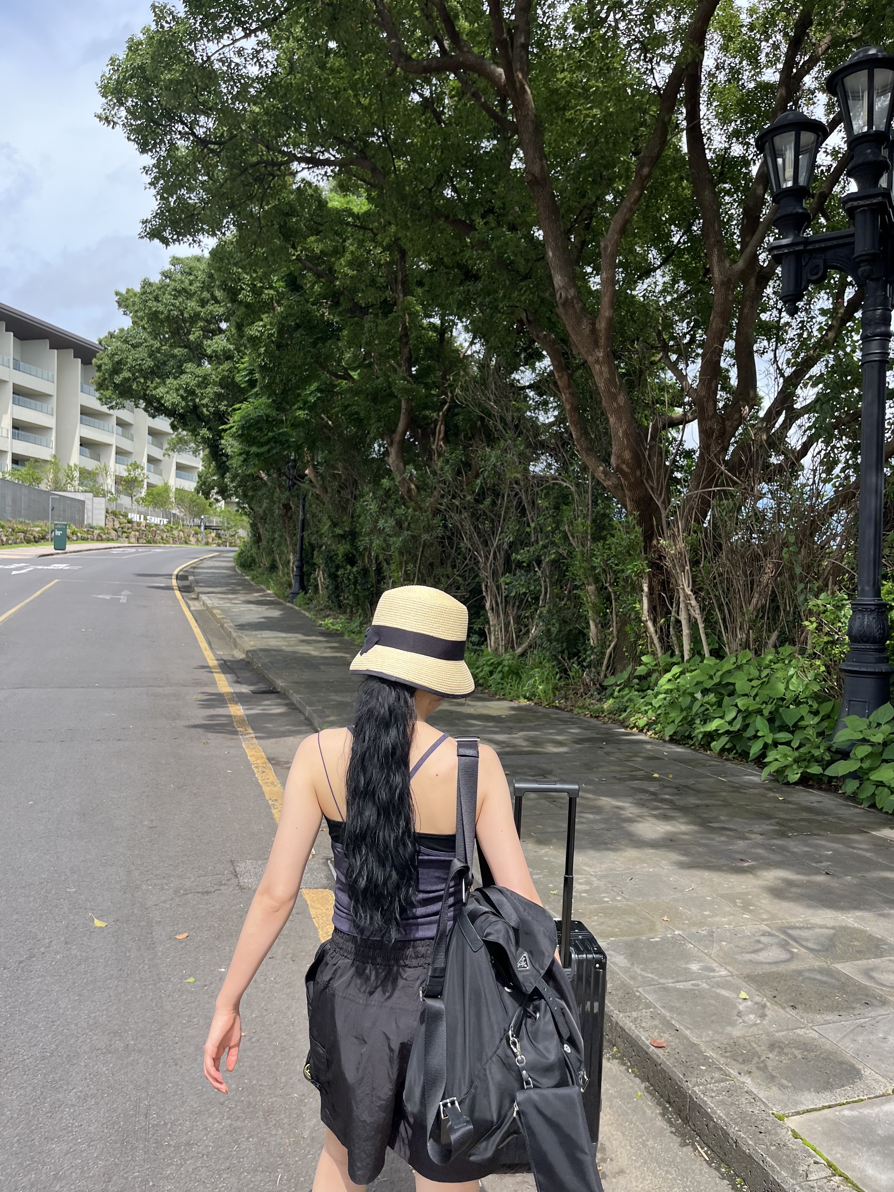 Prada Re-Nylon Medium Backpack Black, Prada Re-Nylon Small Backpack Black 착용 스타일 - 2