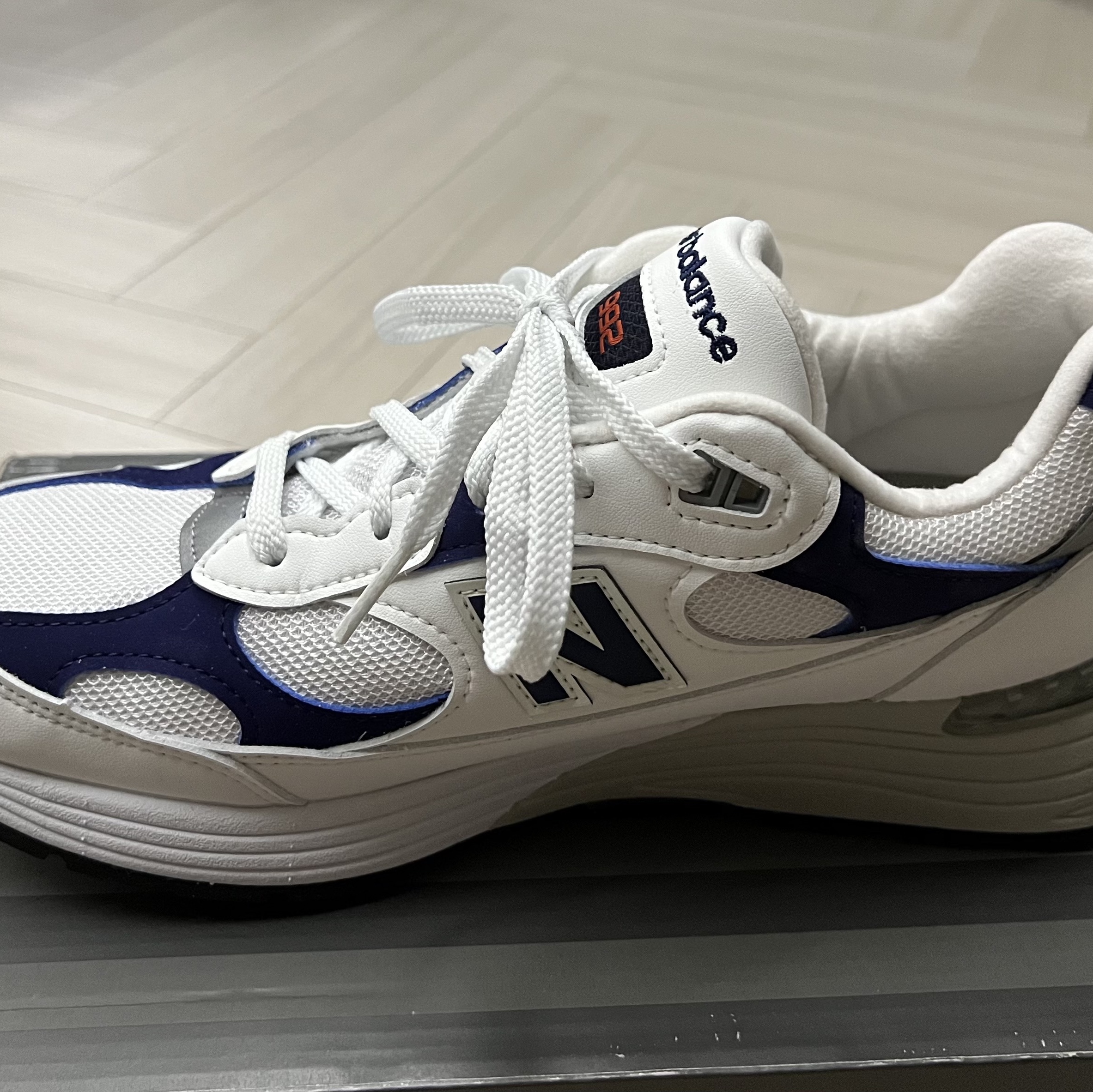 New Balance 992 Made in USA White Navy 착용 스타일 - 2