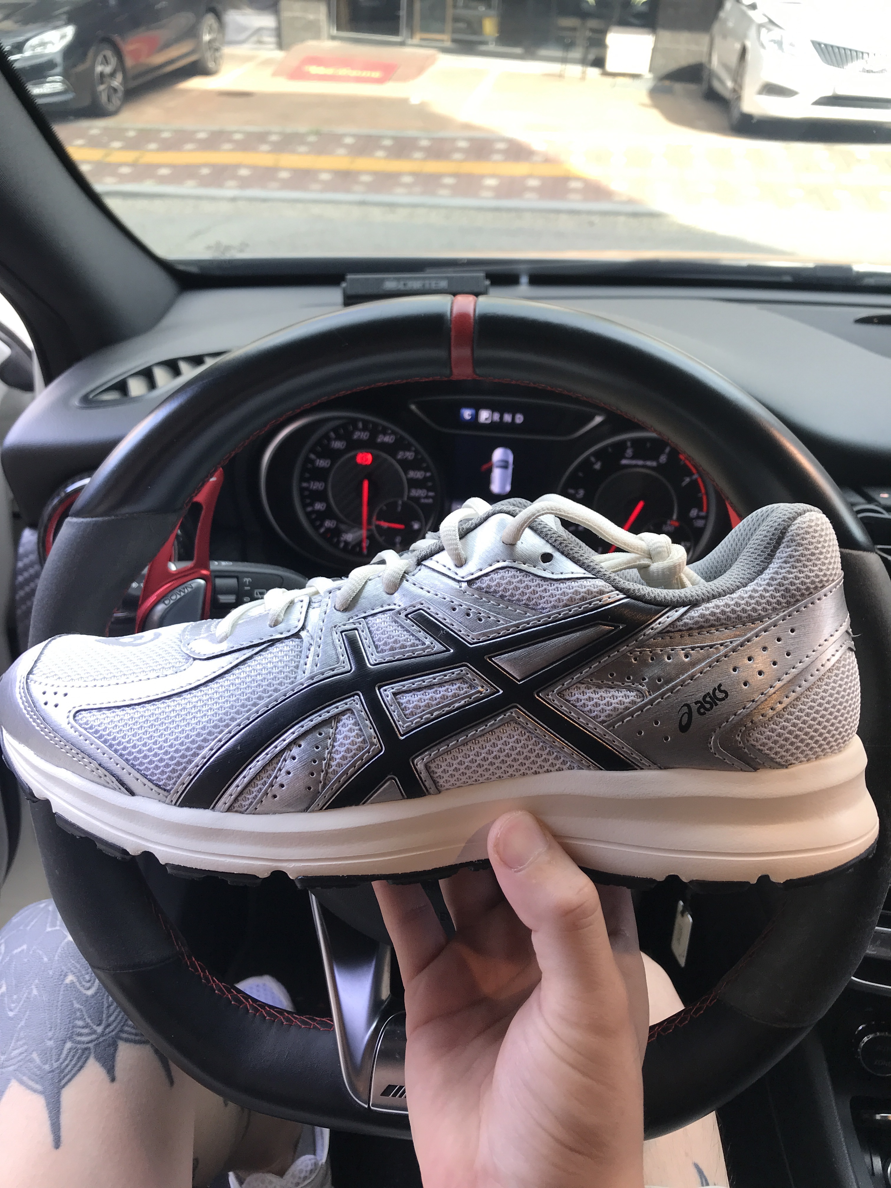 Asics Jog 100 S White Black - 2E Wide 착용 스타일 - 1