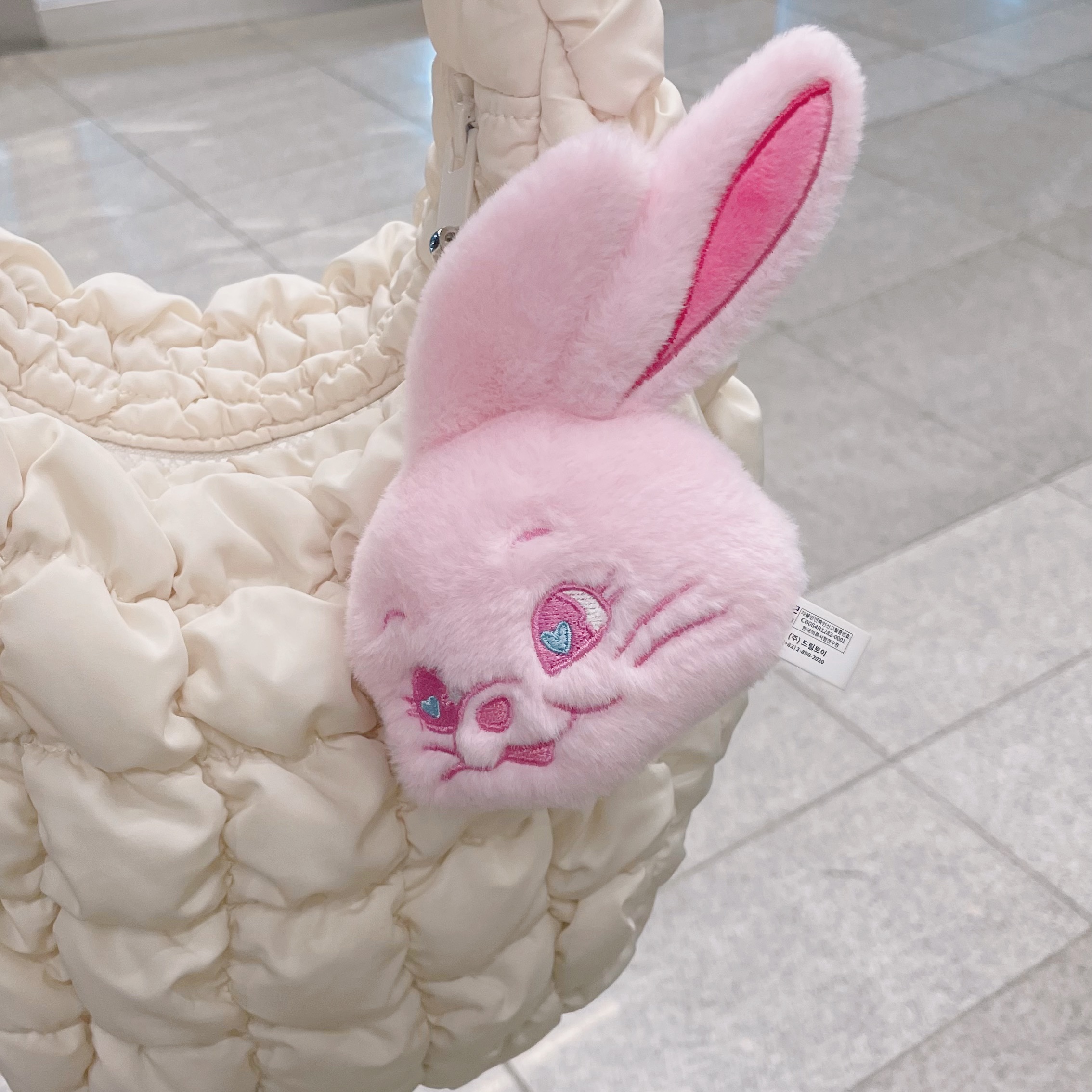 NewJeans Tokki Merchandise Fluffy Keyring Pink 착용 스타일