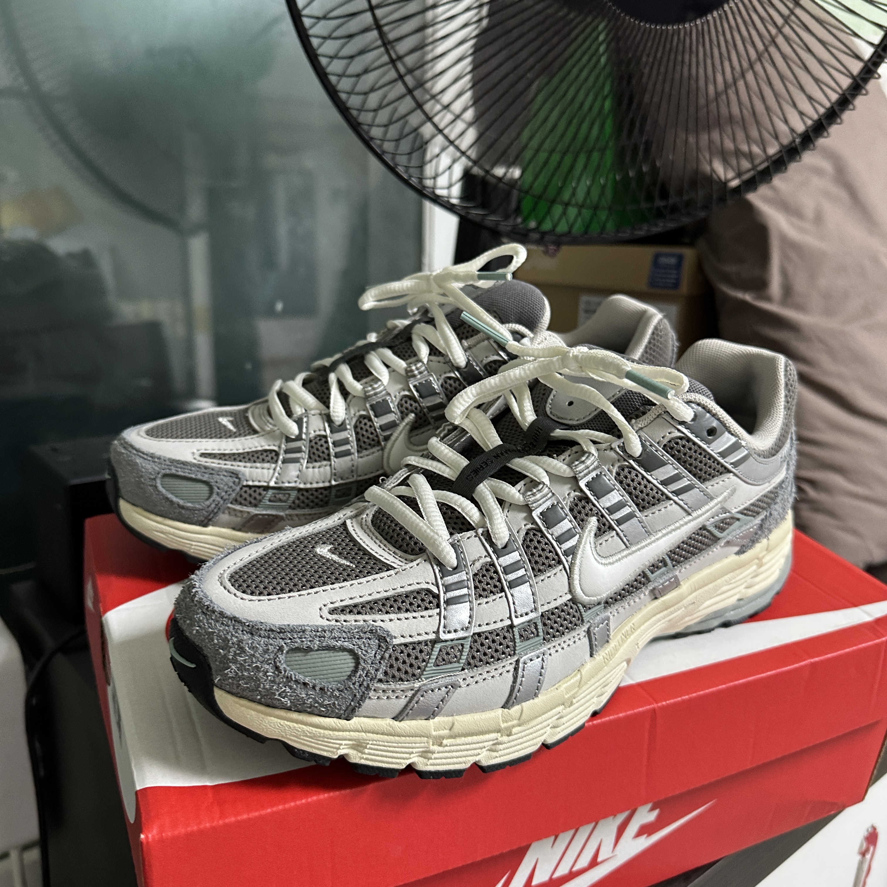 Nike P-6000 Flat Pewter Light Iron Ore 착용 스타일 - 1