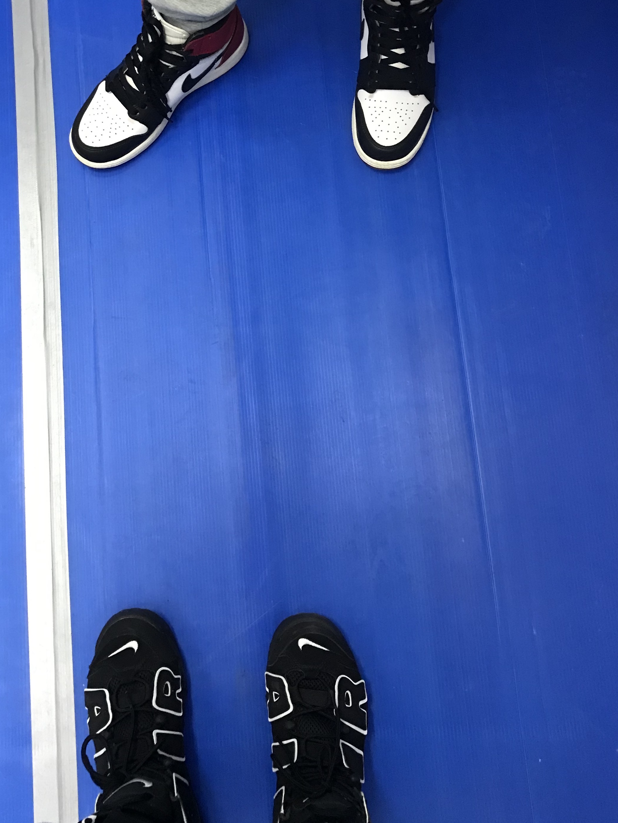 Jordan 1 Retro High OG Black Toe 2016, Nike Air More Uptempo Black White 2020 착용 스타일