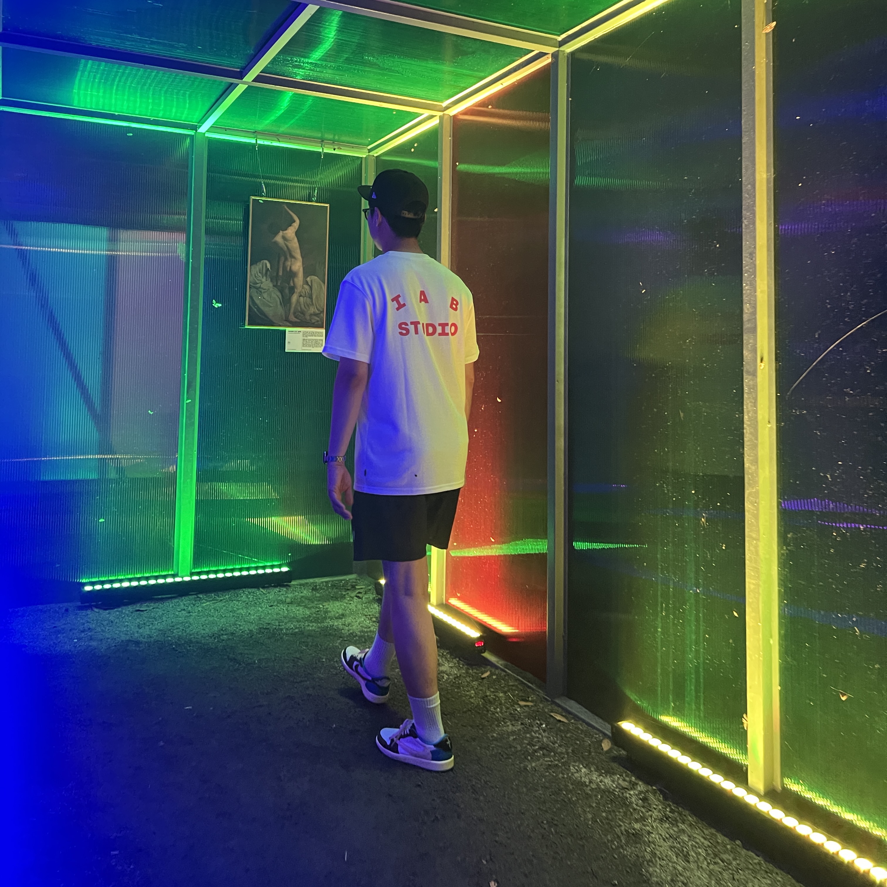 IAB Studio T-Shirt White - The Hyundai Seoul Exclusive, Jordan 1 x Travis Scott x Fragment Retro Low OG SP Military Blue 착용 스타일 - 3