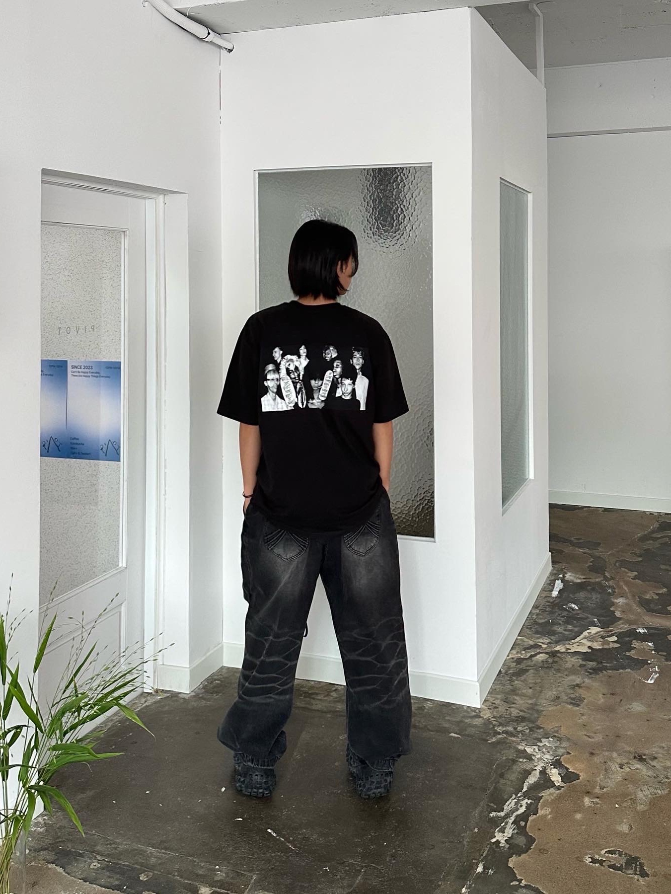 Stussy x Martine Rose Collage Pigment Dyed T-Shirt Black, Balenciaga Defender Sneakers Black 착용 스타일 - 3