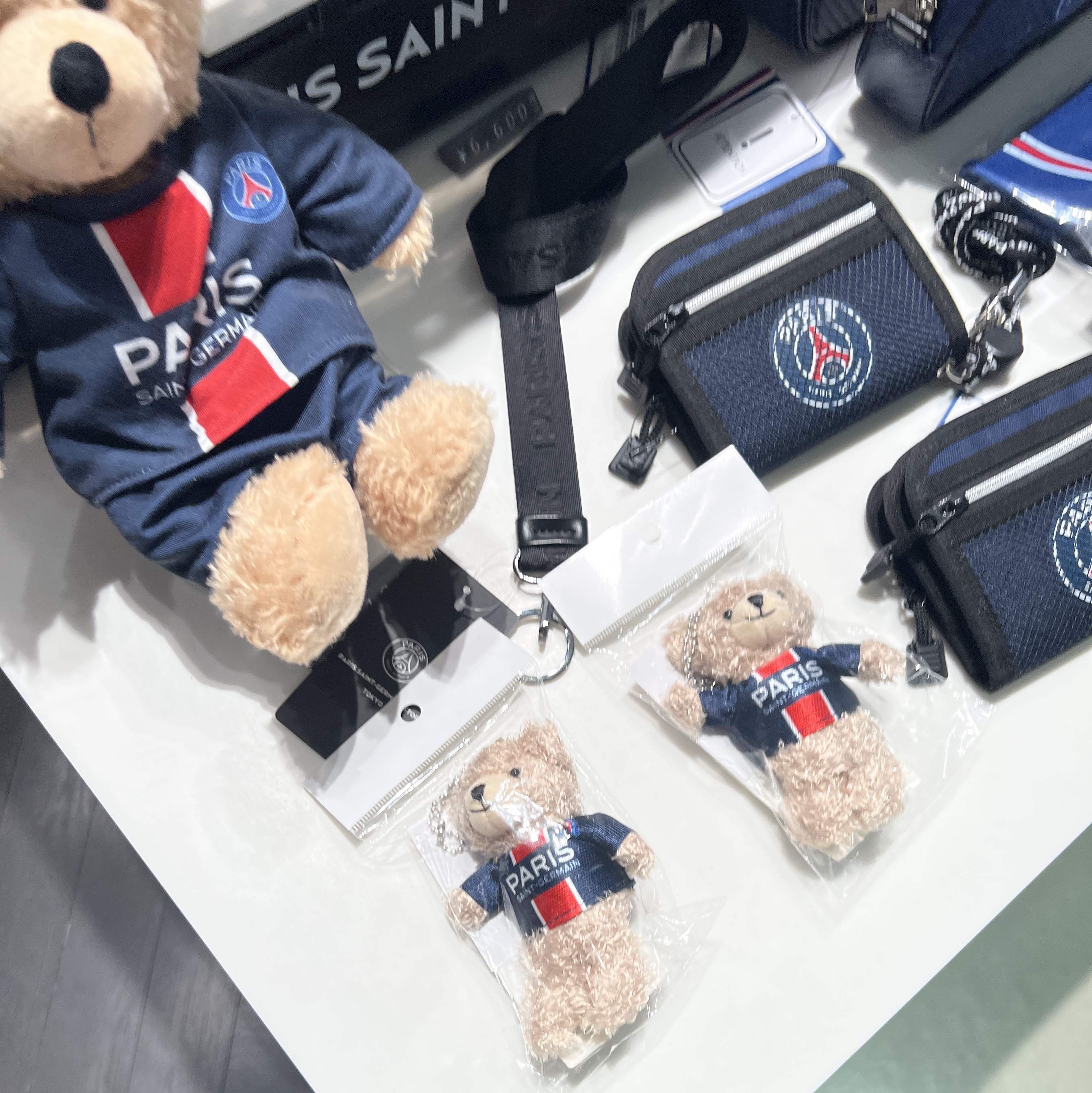 Paris Saint-Germain Justice Pretty Bear Keyring 착용 스타일
