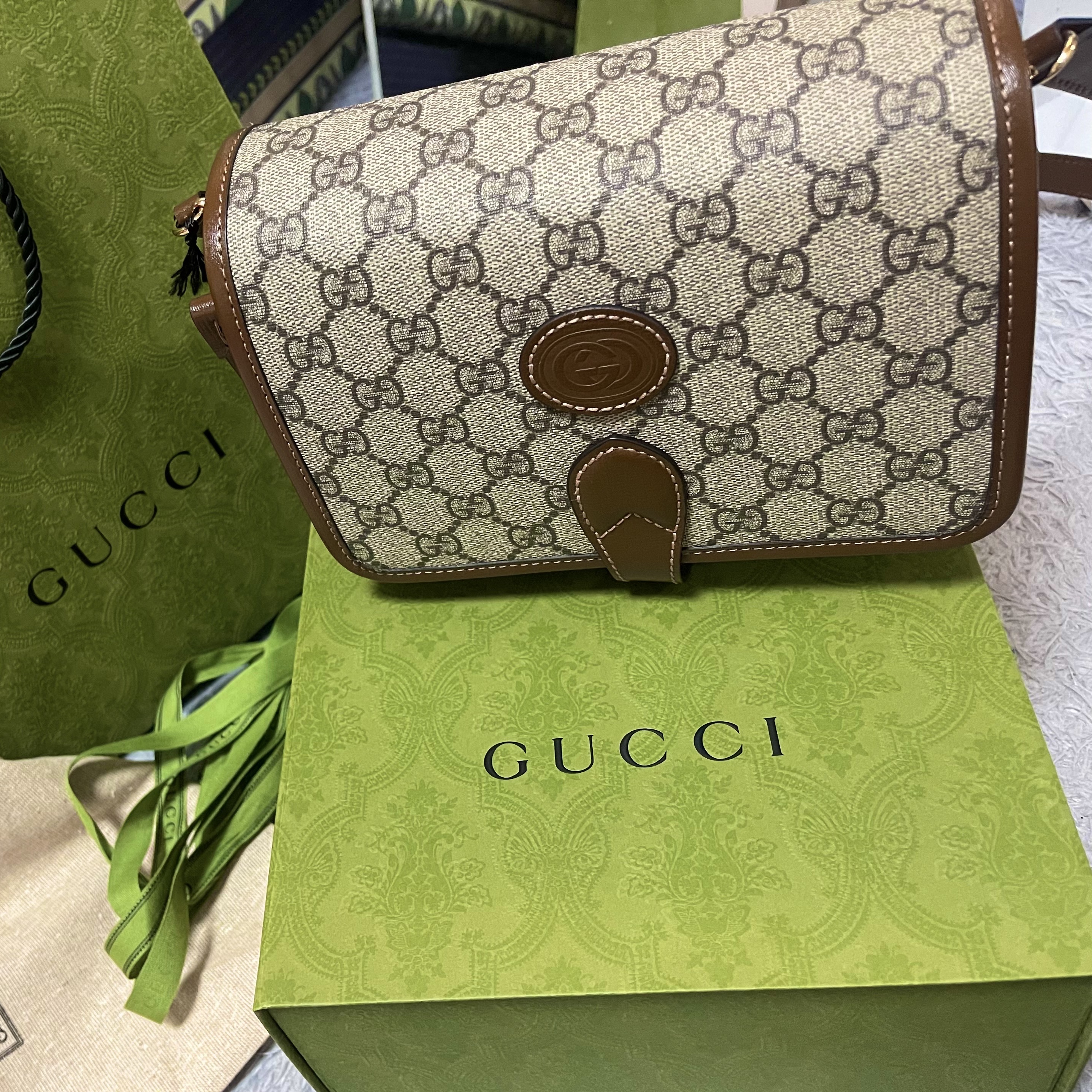 Gucci Interlocking G Mini Shoulder Bag Beige Ebony Brown 착용 스타일 - 2