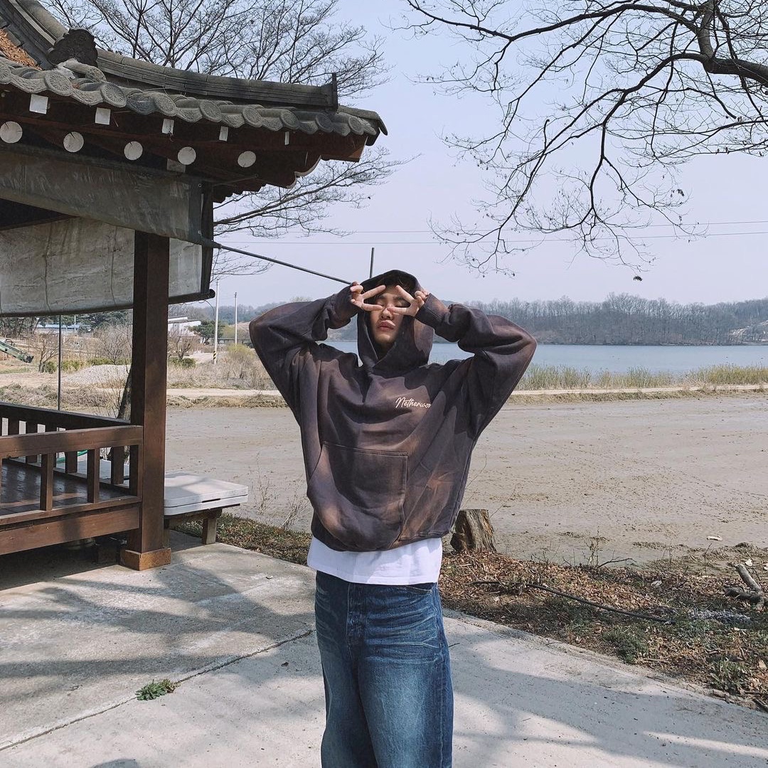 Netherworld Washed Hoodie Grey 착용 스타일