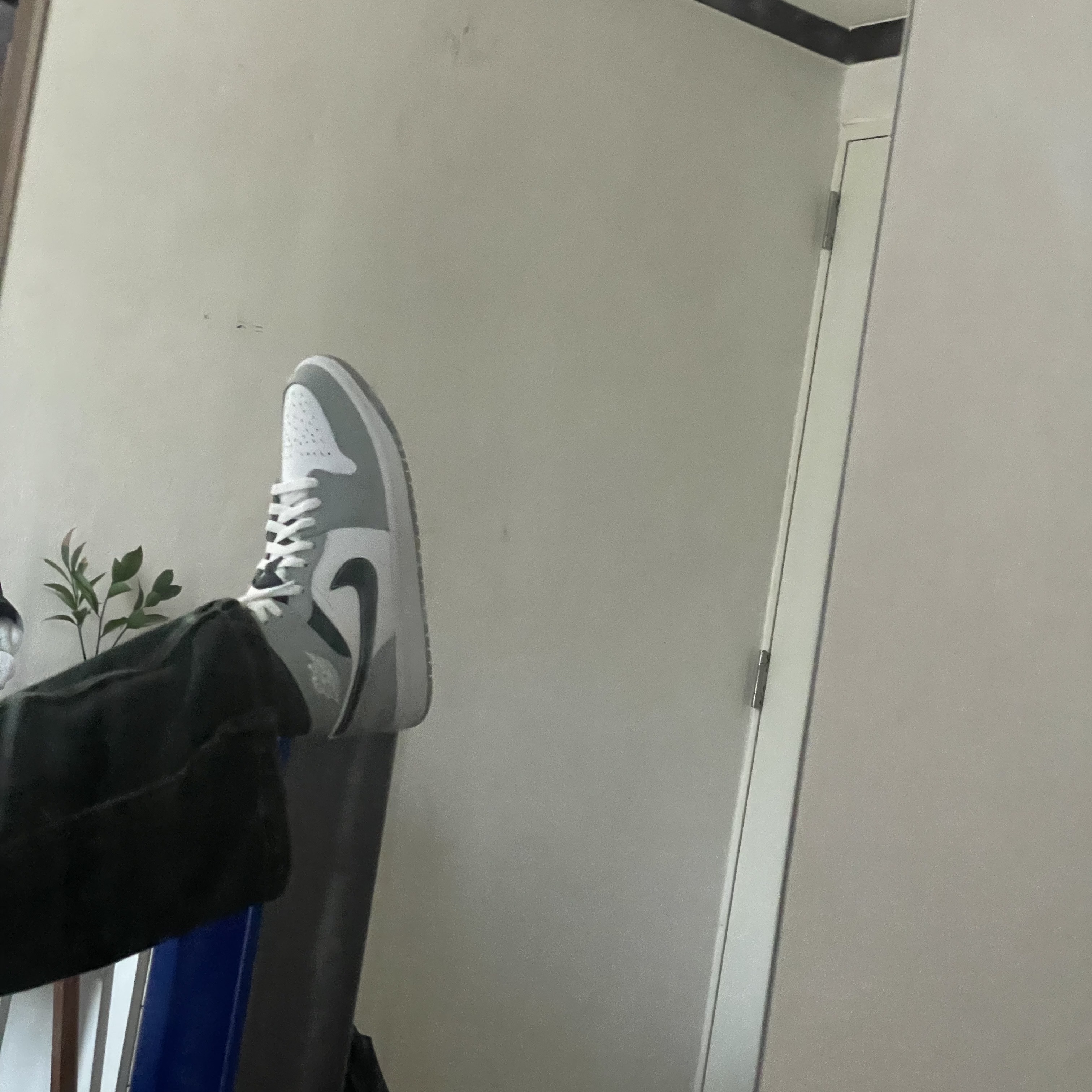Jordan 1 Mid Light Smoke Grey Anthracite 착용 스타일