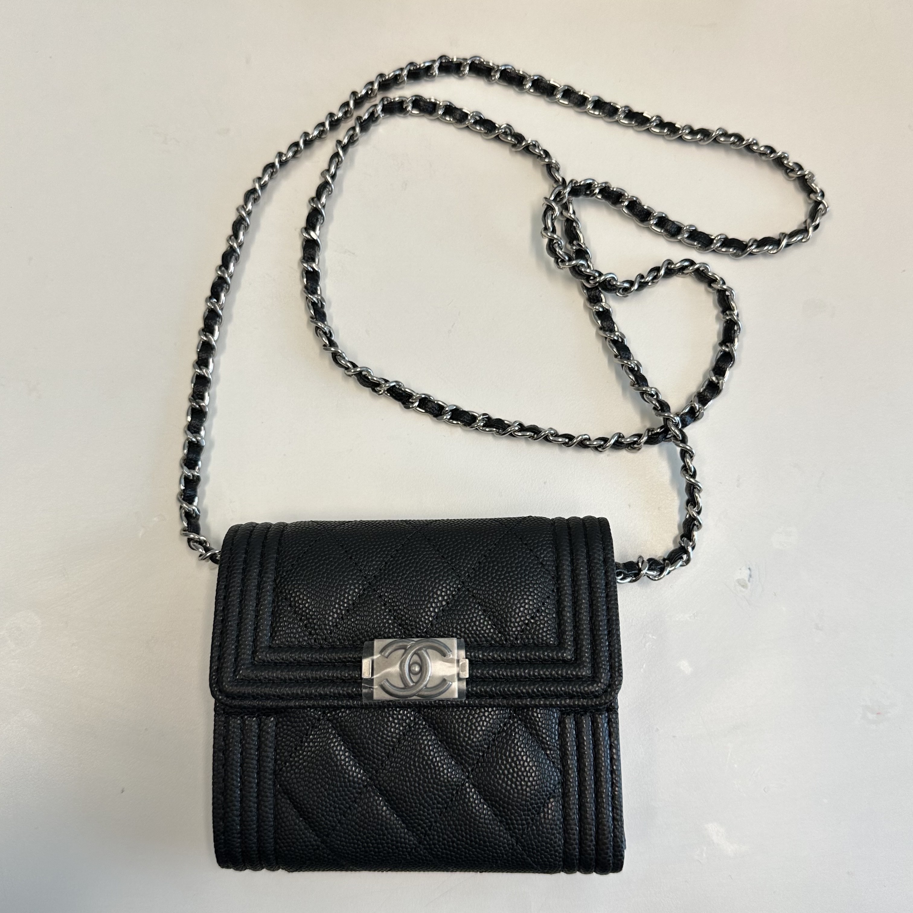 Chanel Boy Chanel Small Flap Wallet Grained Calfskin & Ruthenium Black 착용 스타일 - 5