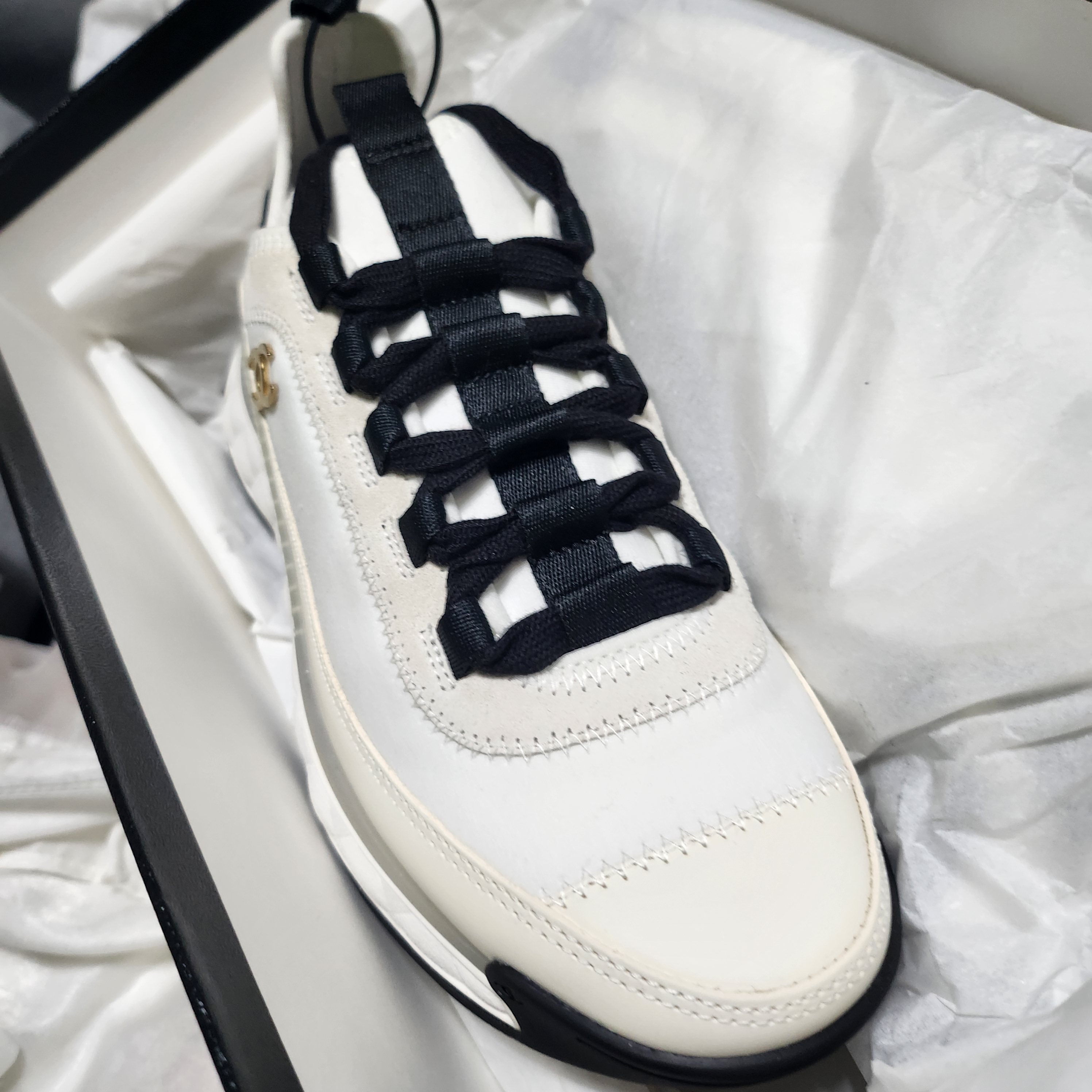 (W) Chanel Mixed Fibers Sneakers Velvet Calfskin & Gold Ivory 착용 스타일 - 3