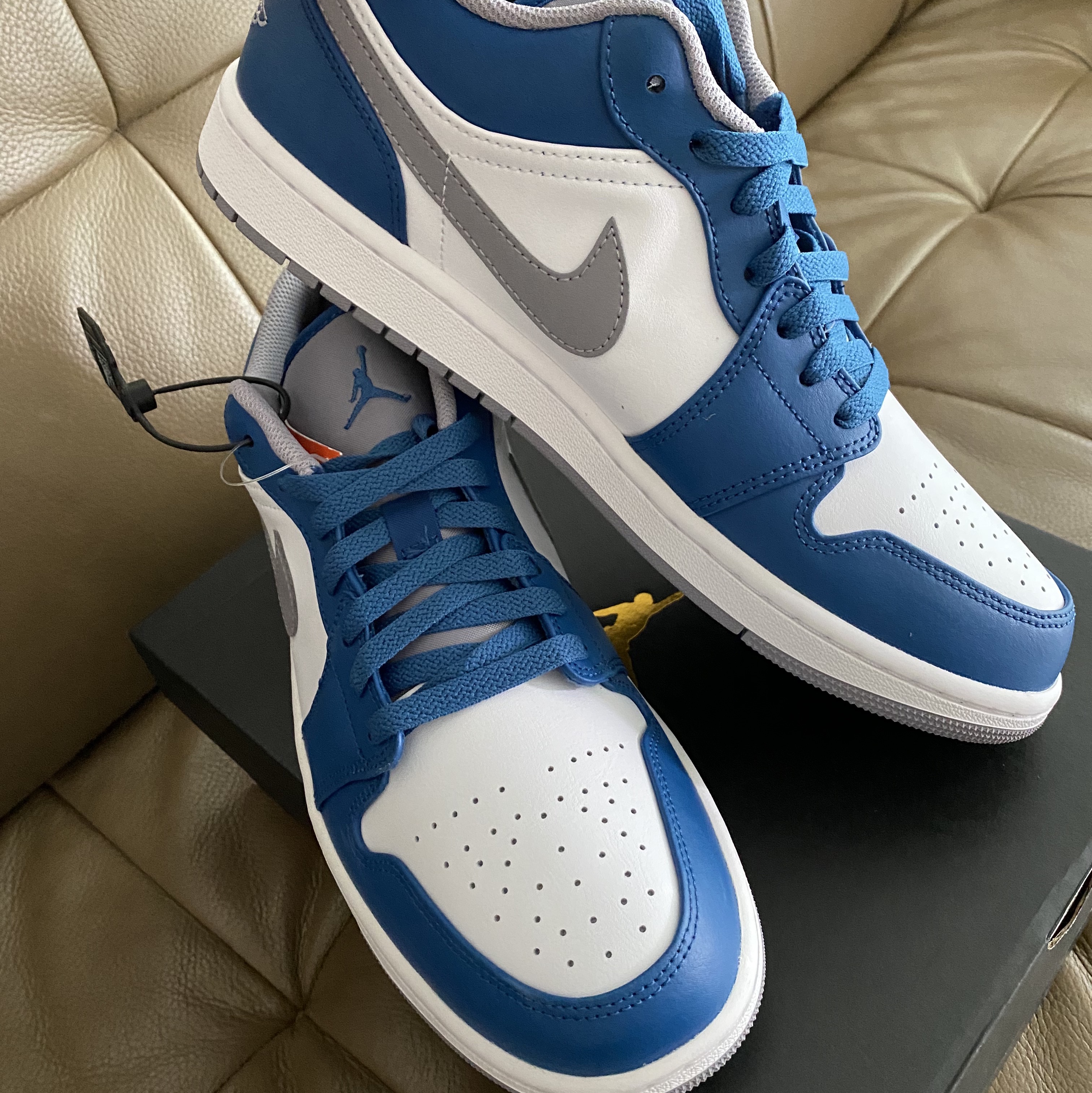 Jordan 1 Low True Blue Cement Grey 착용 스타일 - 1