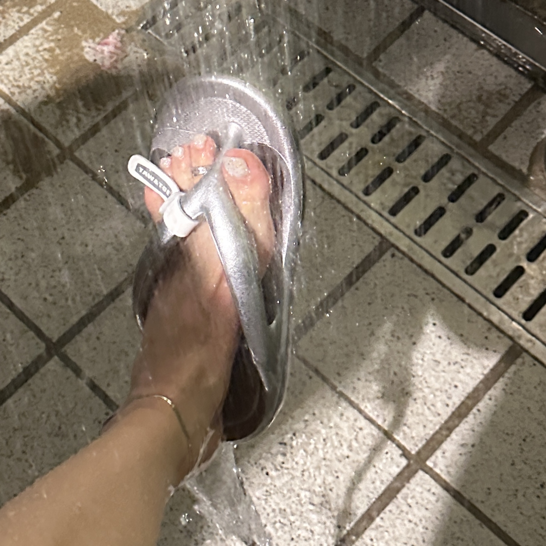 Taw&Toe Flip Flop Zerovity OG Light Silver 착용 스타일 - 2