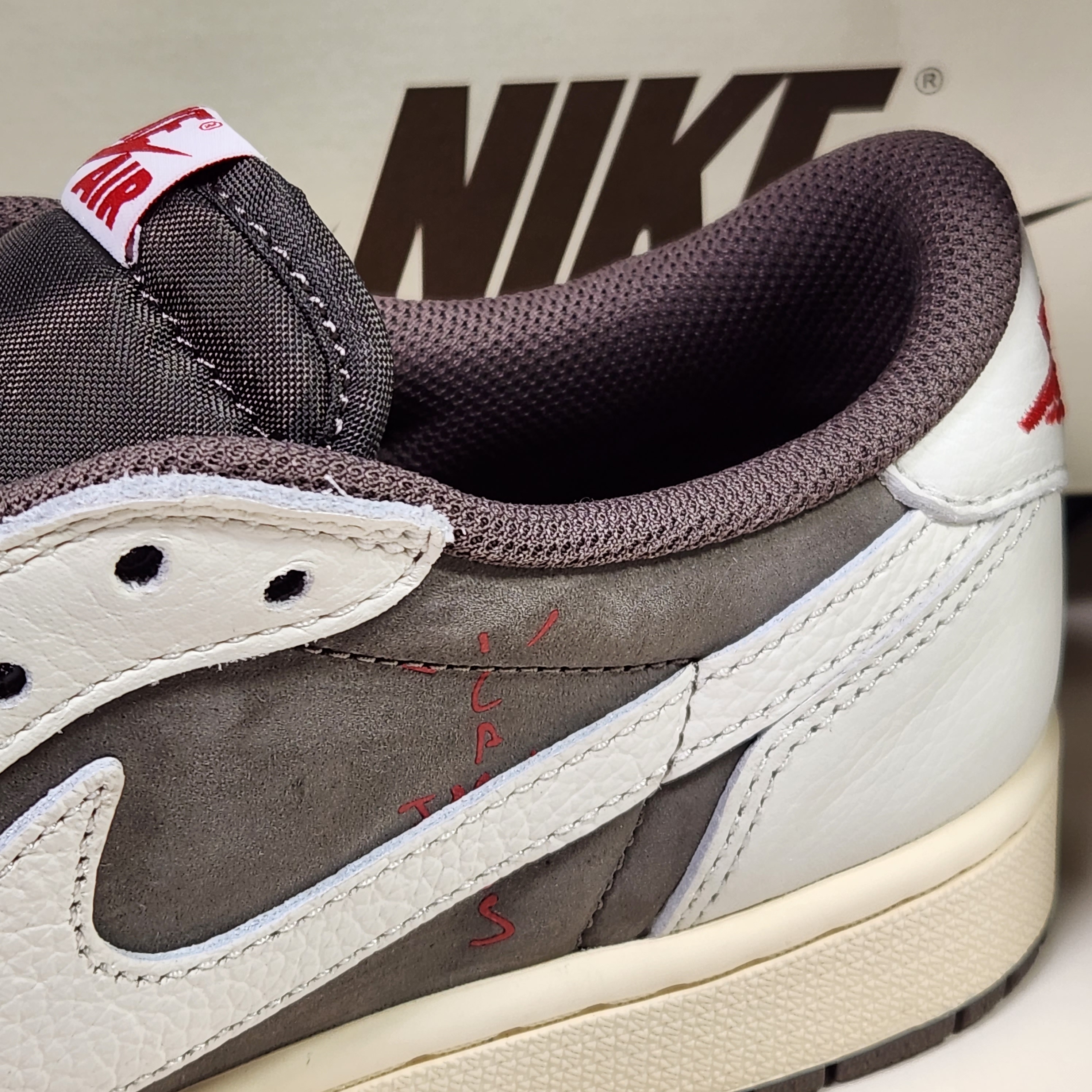 Jordan 1 x Travis Scott Retro Low OG SP Sail and Ridgerock 착용 스타일 - 3