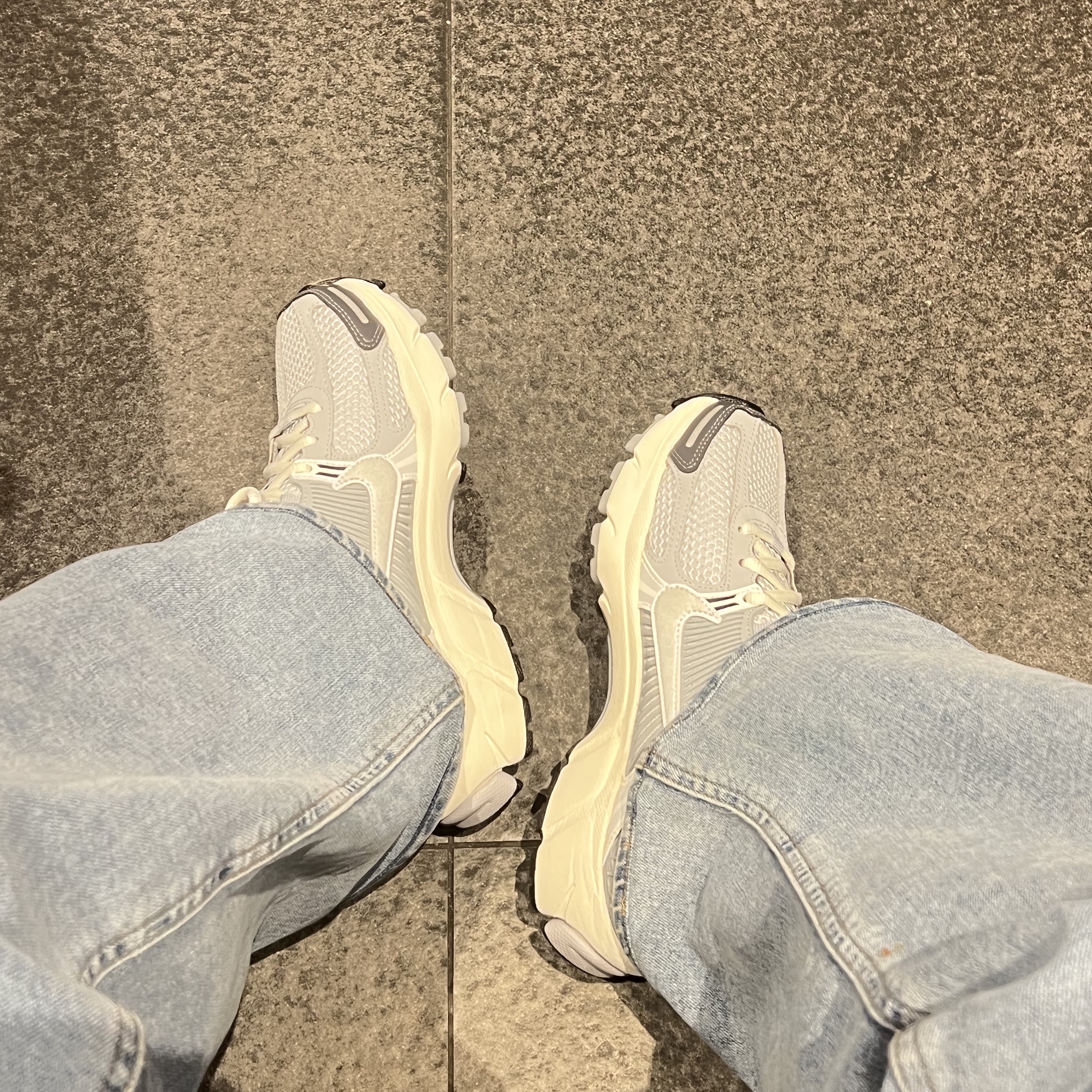 (W) Nike Zoom Vomero 5 Pure Platinum Metallic Silver 착용 스타일 - 1