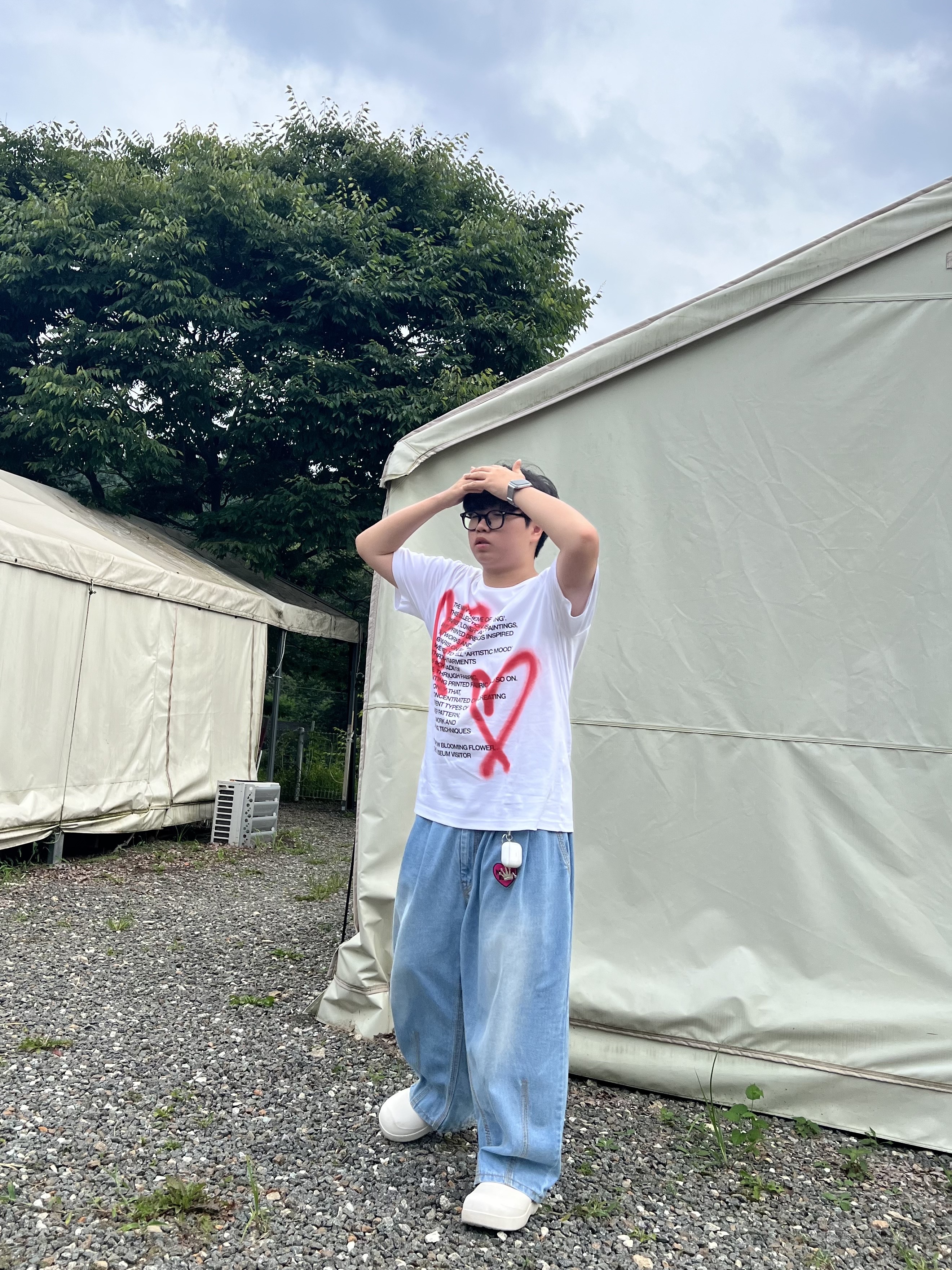The Museum Visitor Heart Sprayed T-Shirt White, Stussy Metal Bent Crown Keychain Silver 착용 스타일 - 1
