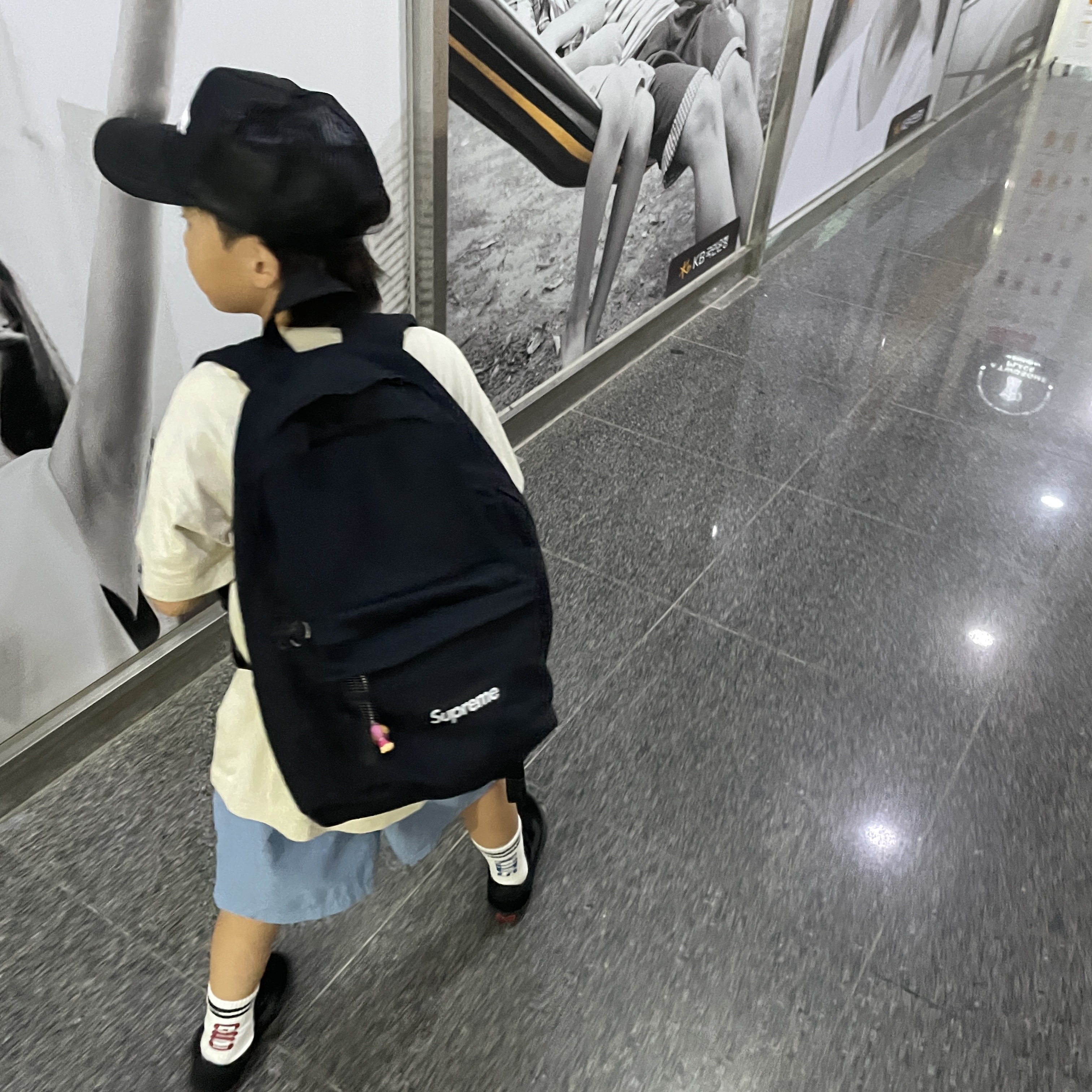 Supreme Canvas Backpack Black 착용 스타일