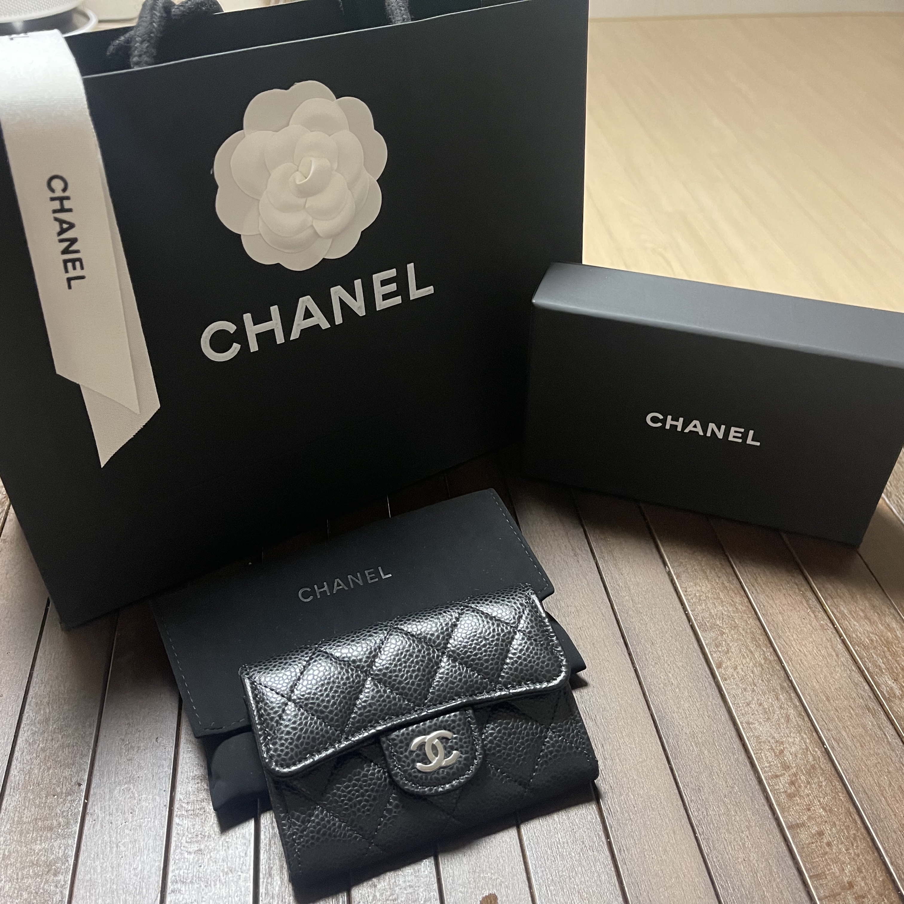 Chanel Classic Card Holder Grained Calfskin & Silver Black 착용 스타일