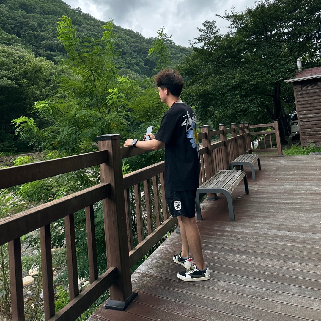 (W) Jordan 1 x Travis Scott Retro Low OG SP Medium Olive, Stussy ITP Flower T-Shirt Black 착용 스타일