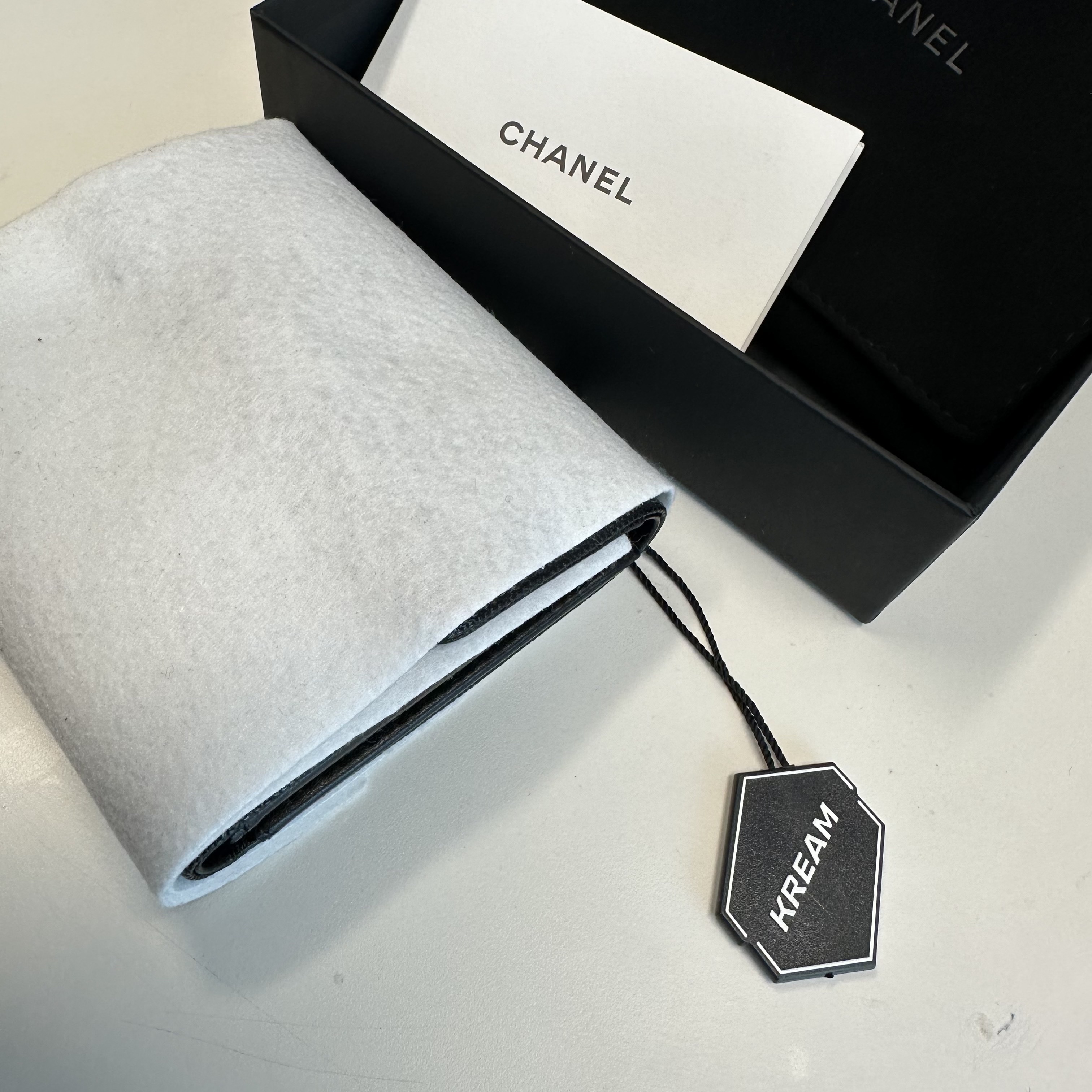 Chanel Boy Chanel Small Flap Wallet Grained Calfskin & Ruthenium Black 착용 스타일 - 3