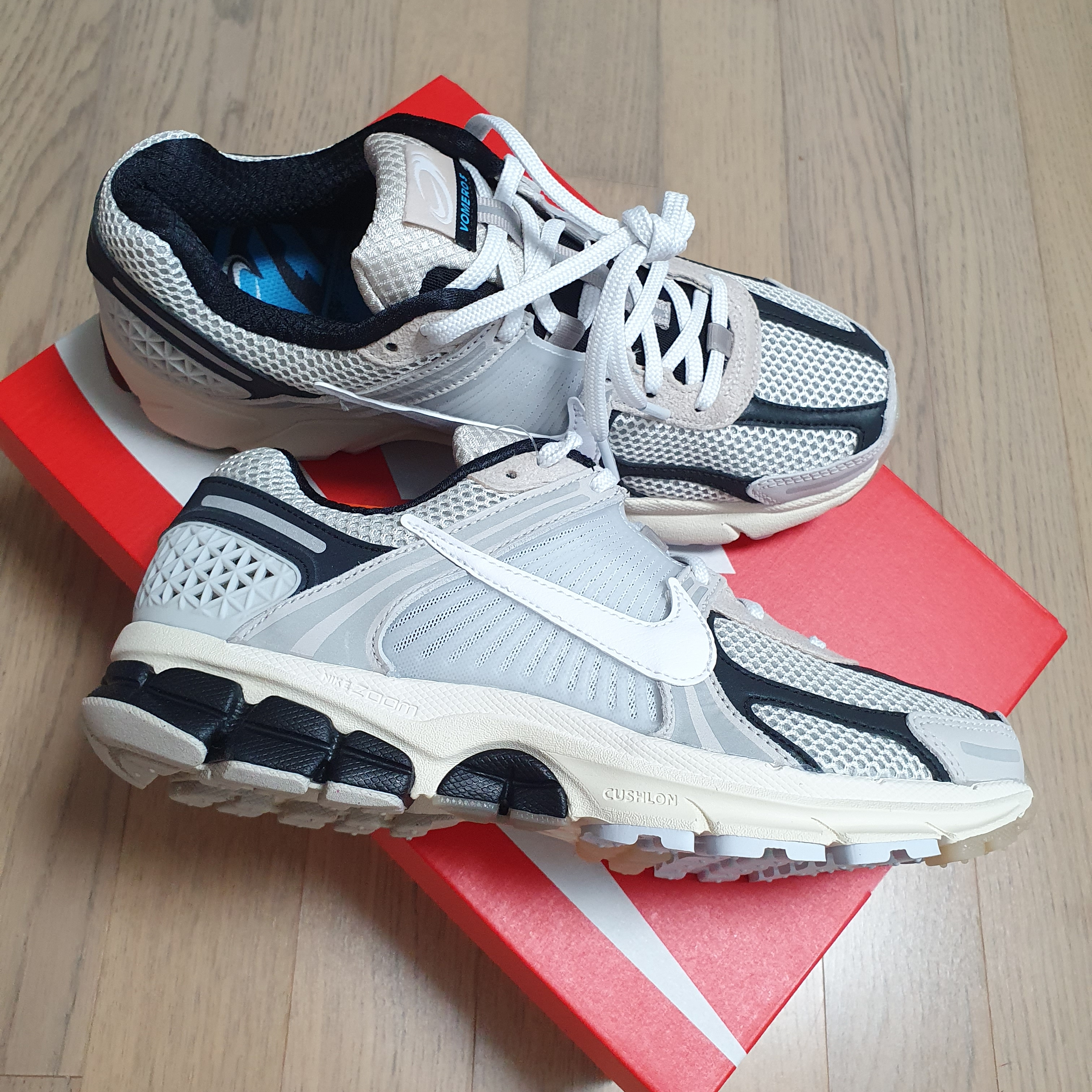 Nike Zoom Vomero 5 Light Bone and Black 착용 스타일 - 1