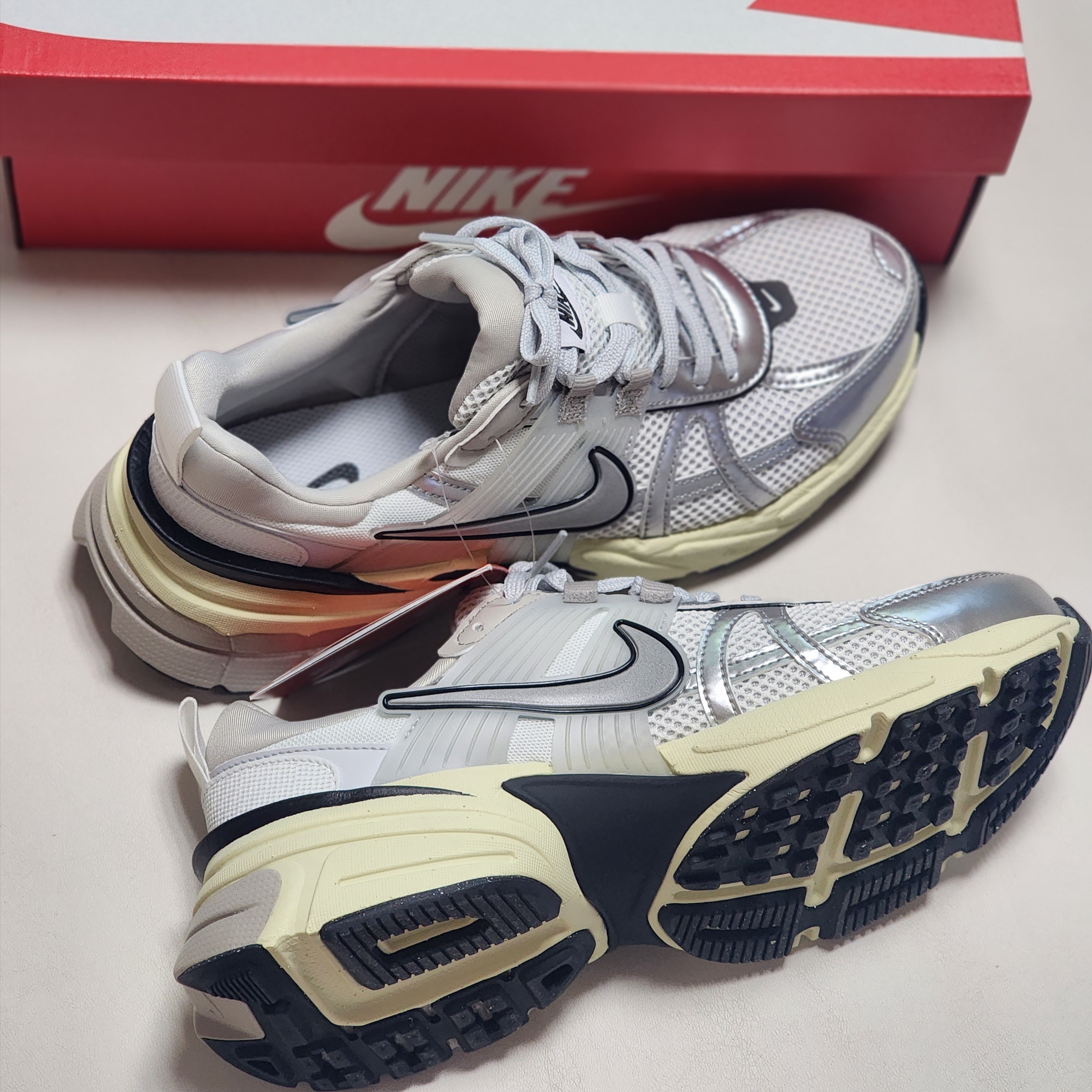 Nike V2K Run Summit White Metallic Silver 착용 스타일 - 5