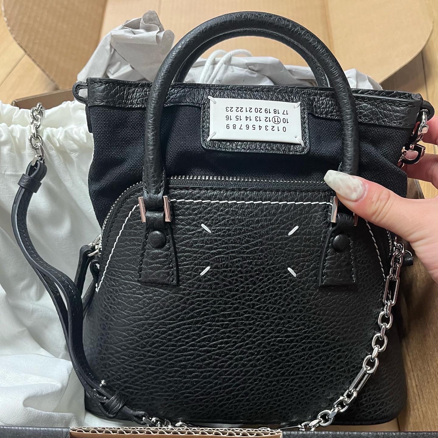 Maison Margiela 5AC Micro Bag Black 착용 스타일