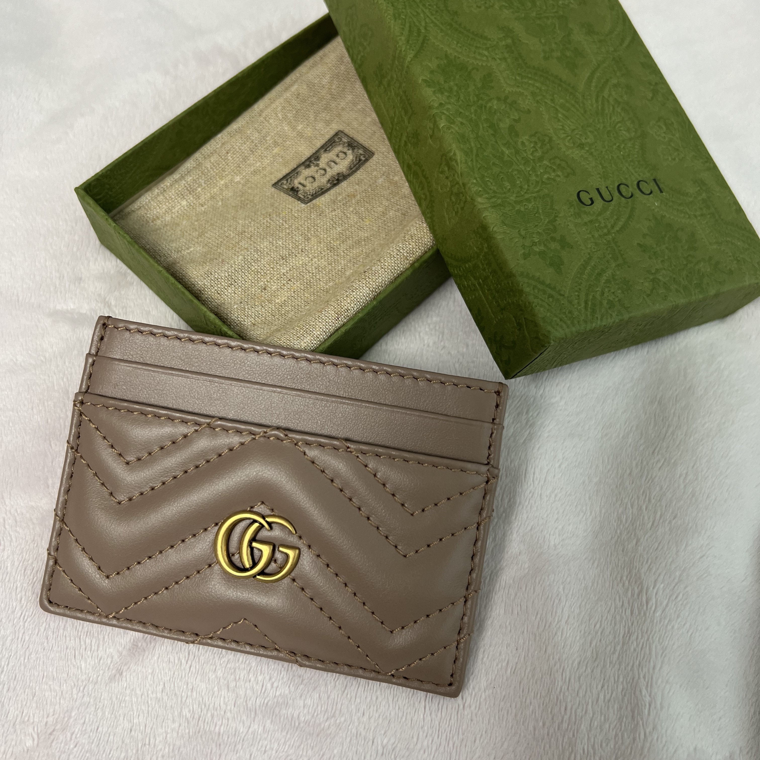 Gucci GG Marmont Card Case Dusty Pink 착용 스타일