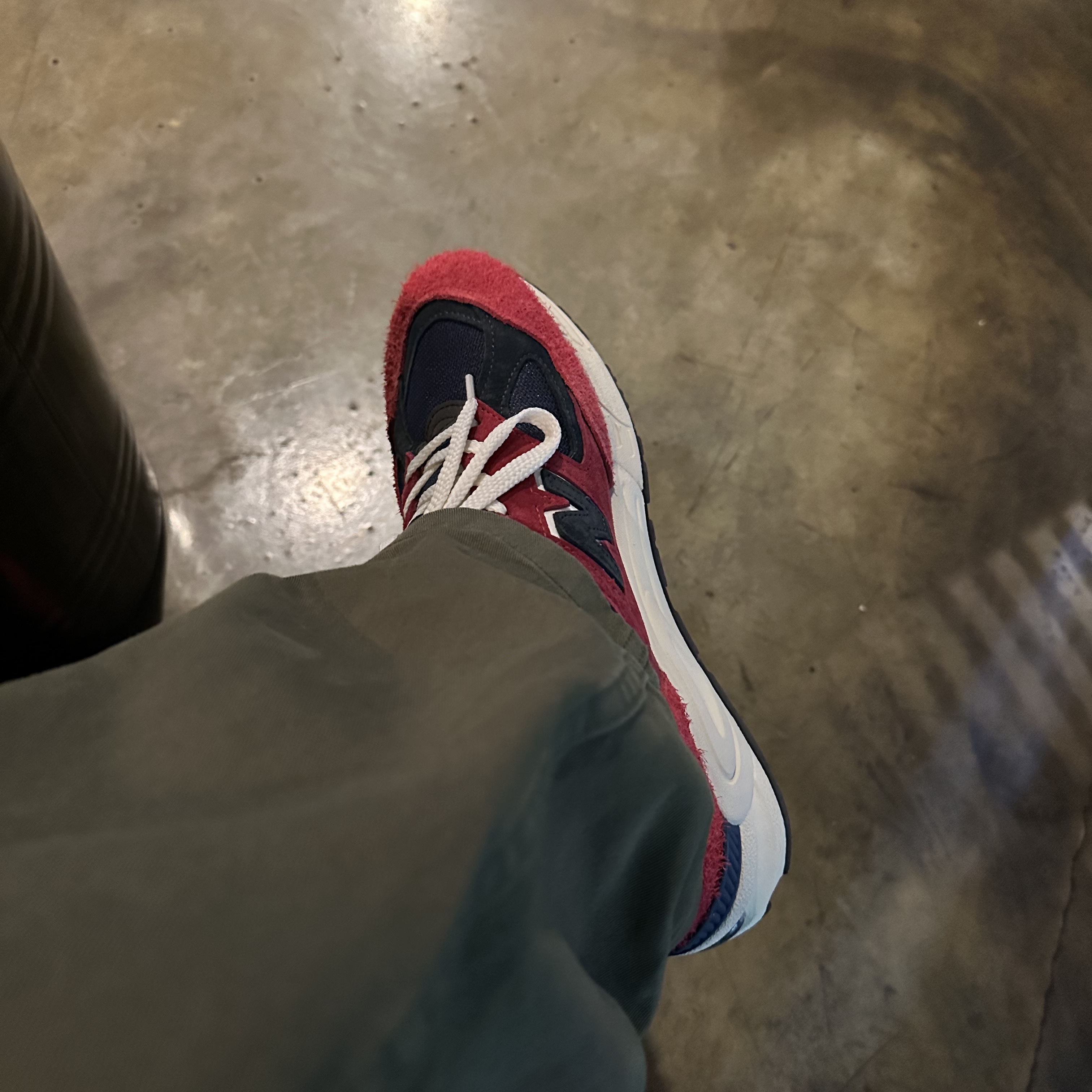 New Balance 990v2 Made in USA Chrysanthemum Navy 착용 스타일
