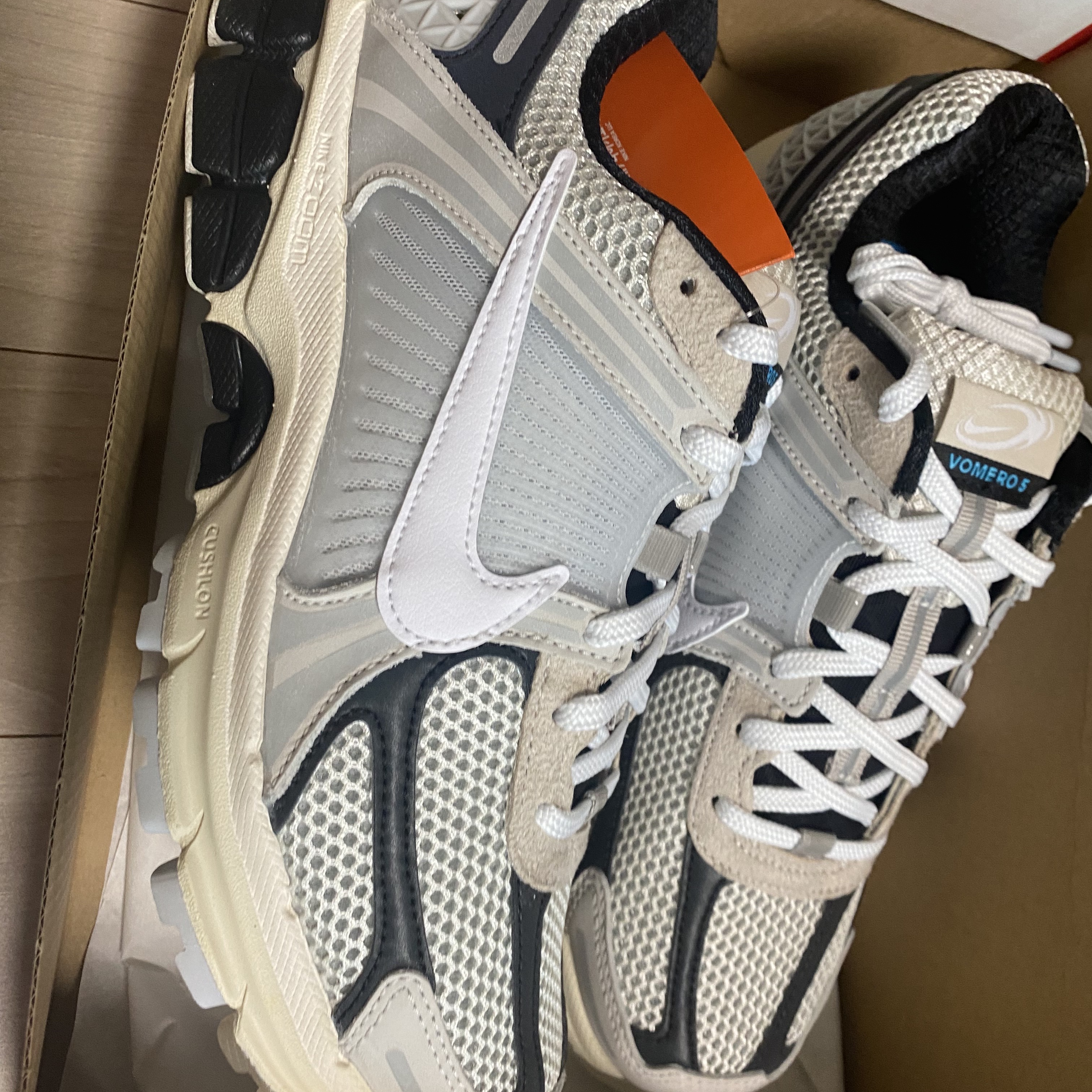 Nike Zoom Vomero 5 Light Bone and Black 착용 스타일 - 2