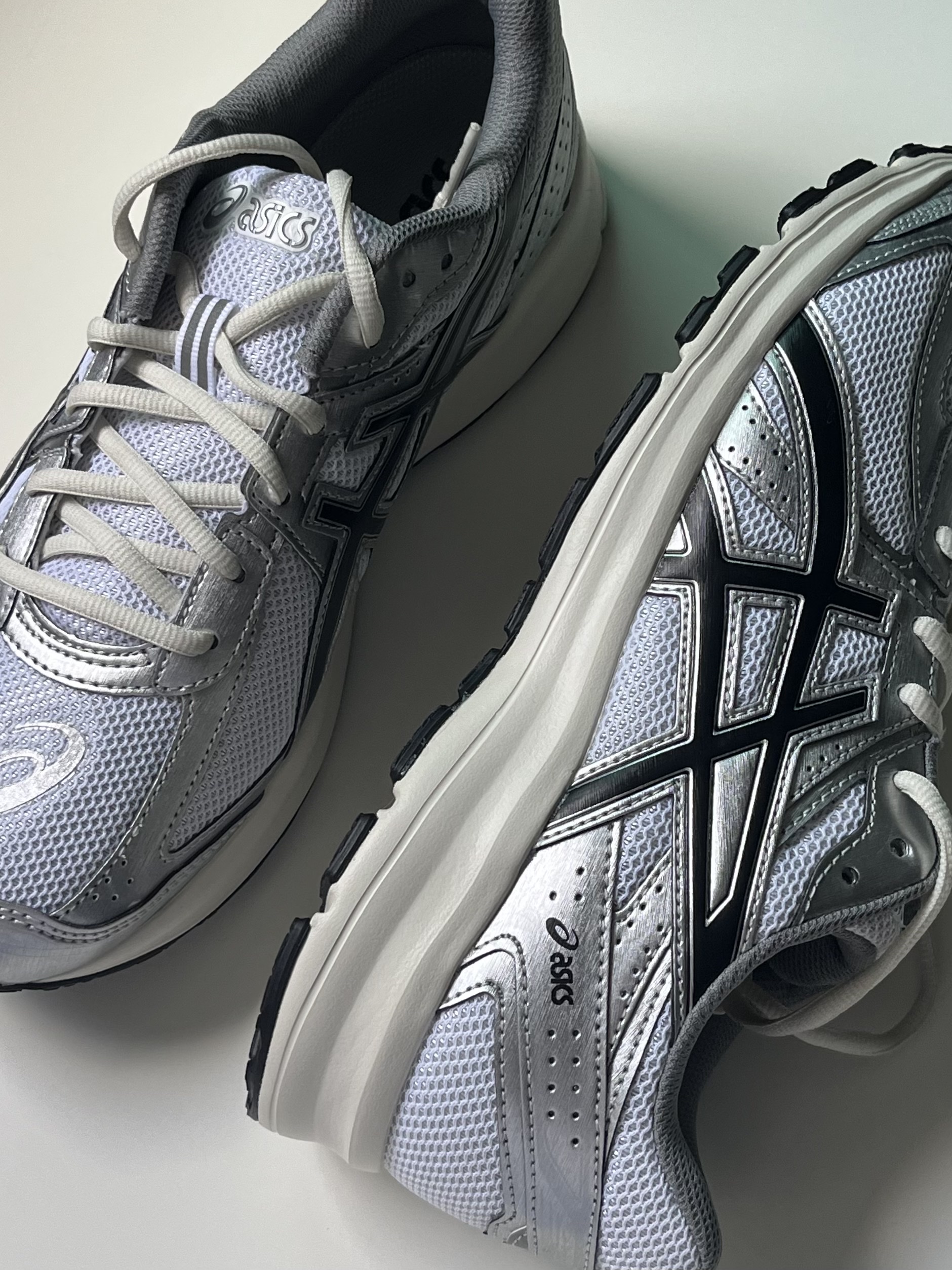 Asics Jog 100 S White Black - 2E Wide 착용 스타일 - 1