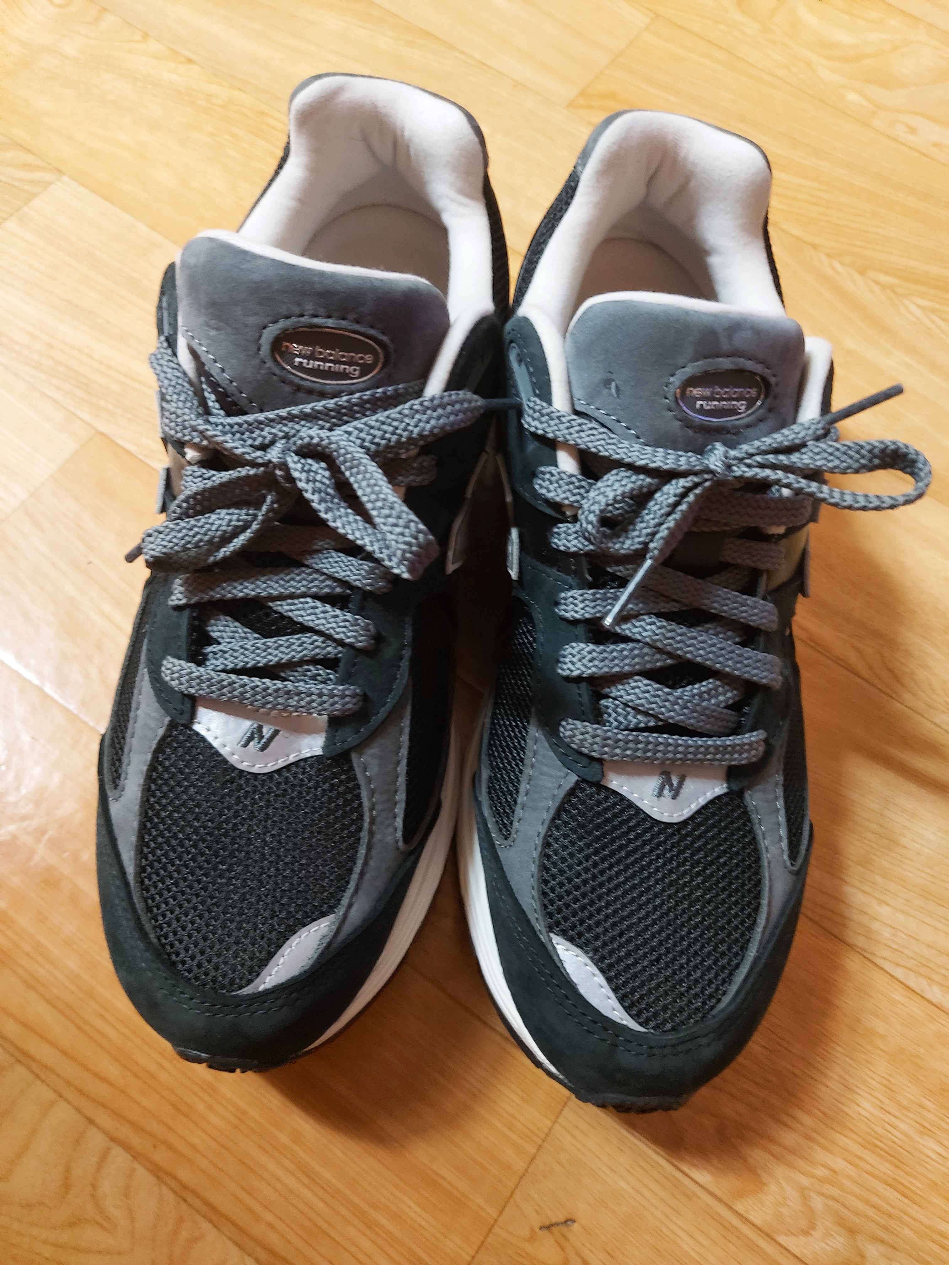 New Balance 2002R Premium Vintage Black 착용 스타일