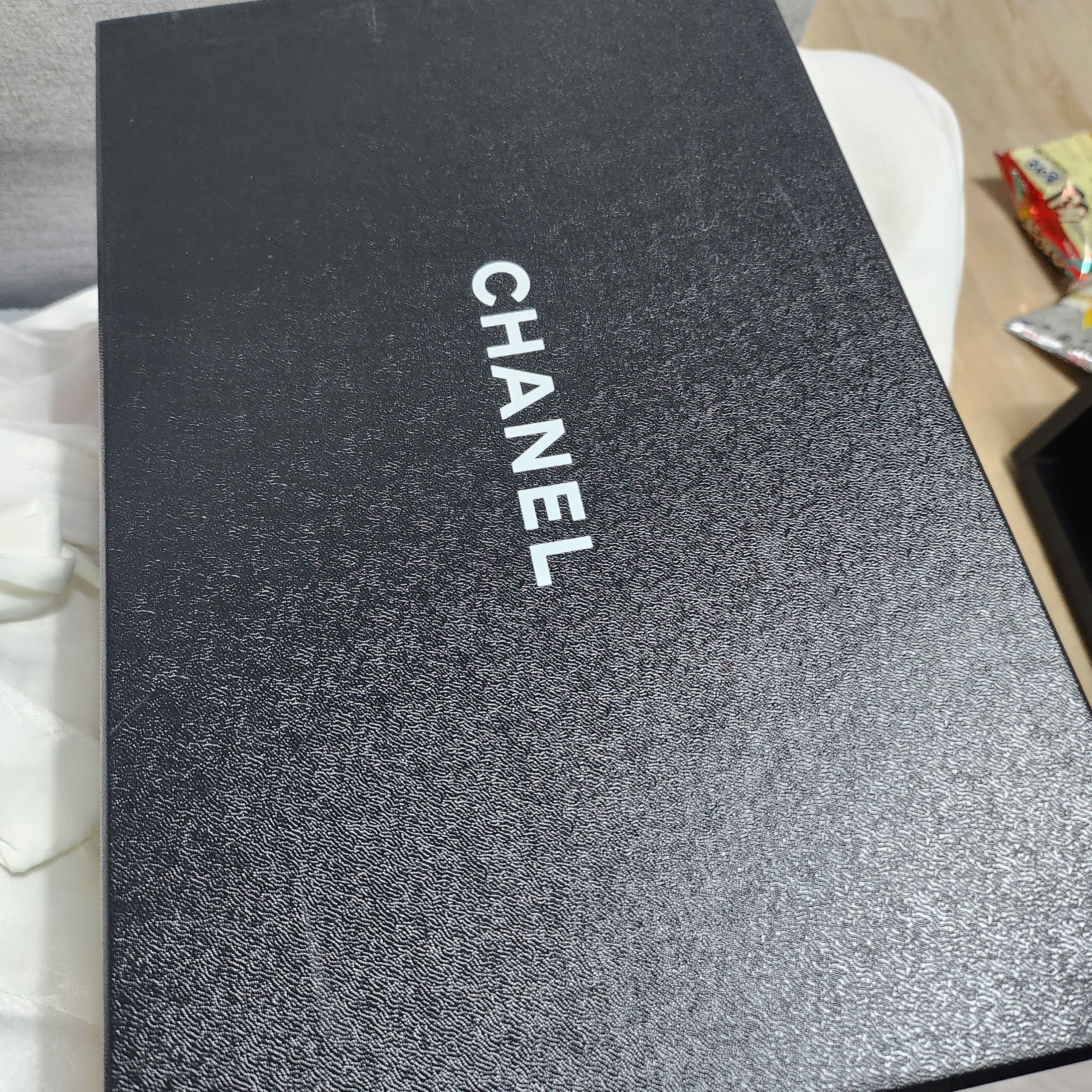 (W) Chanel Mixed Fibers Sneakers Velvet Calfskin & Gold Ivory 착용 스타일 - 2