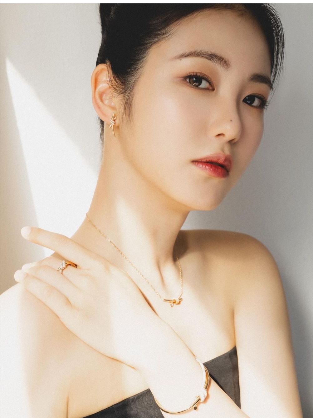 Tiffany & Co. Tiffany Knot Pendant Yellow Gold 착용 스타일 - 2