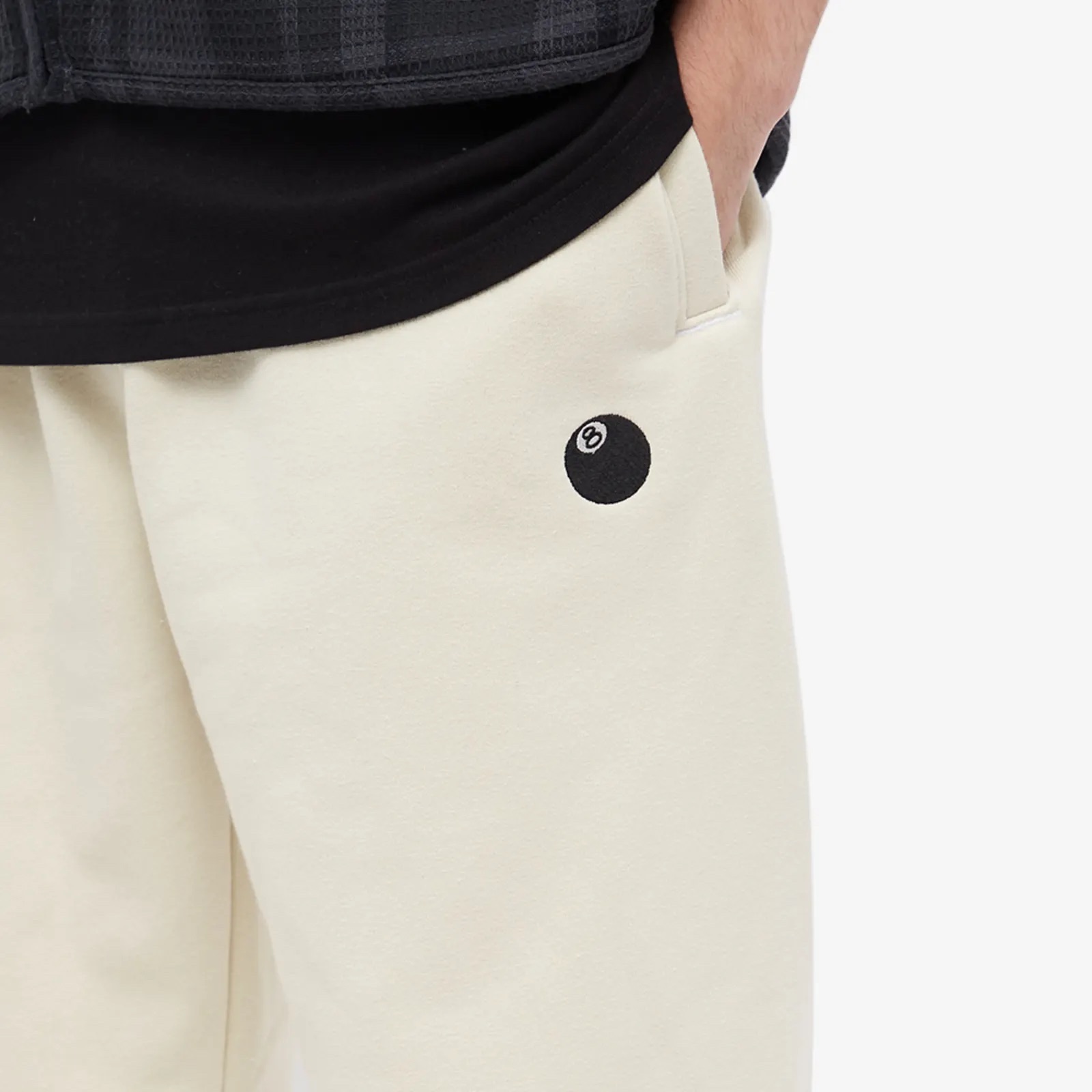 Stussy 8 Ball Embroidered Pants putty 착용 스타일