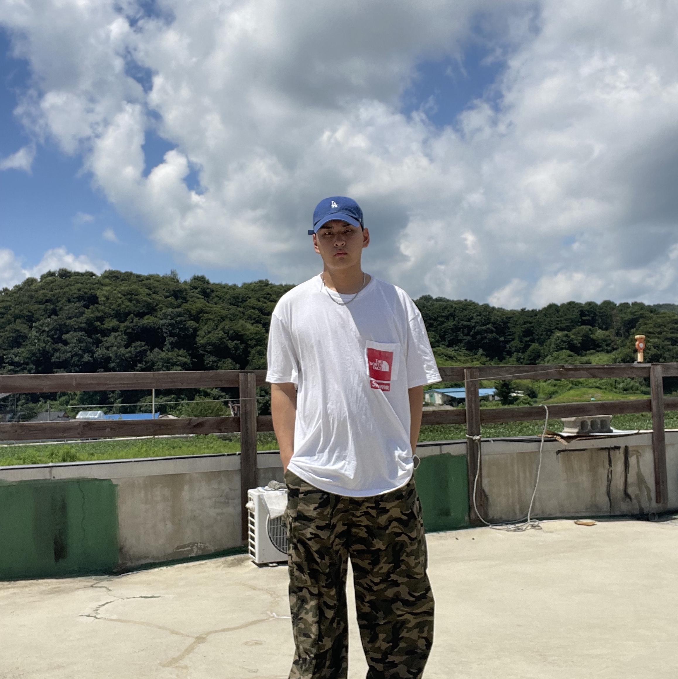 Supreme x The North Face Printed Pocket T-Shirt White - 23SS 착용 스타일 - 1