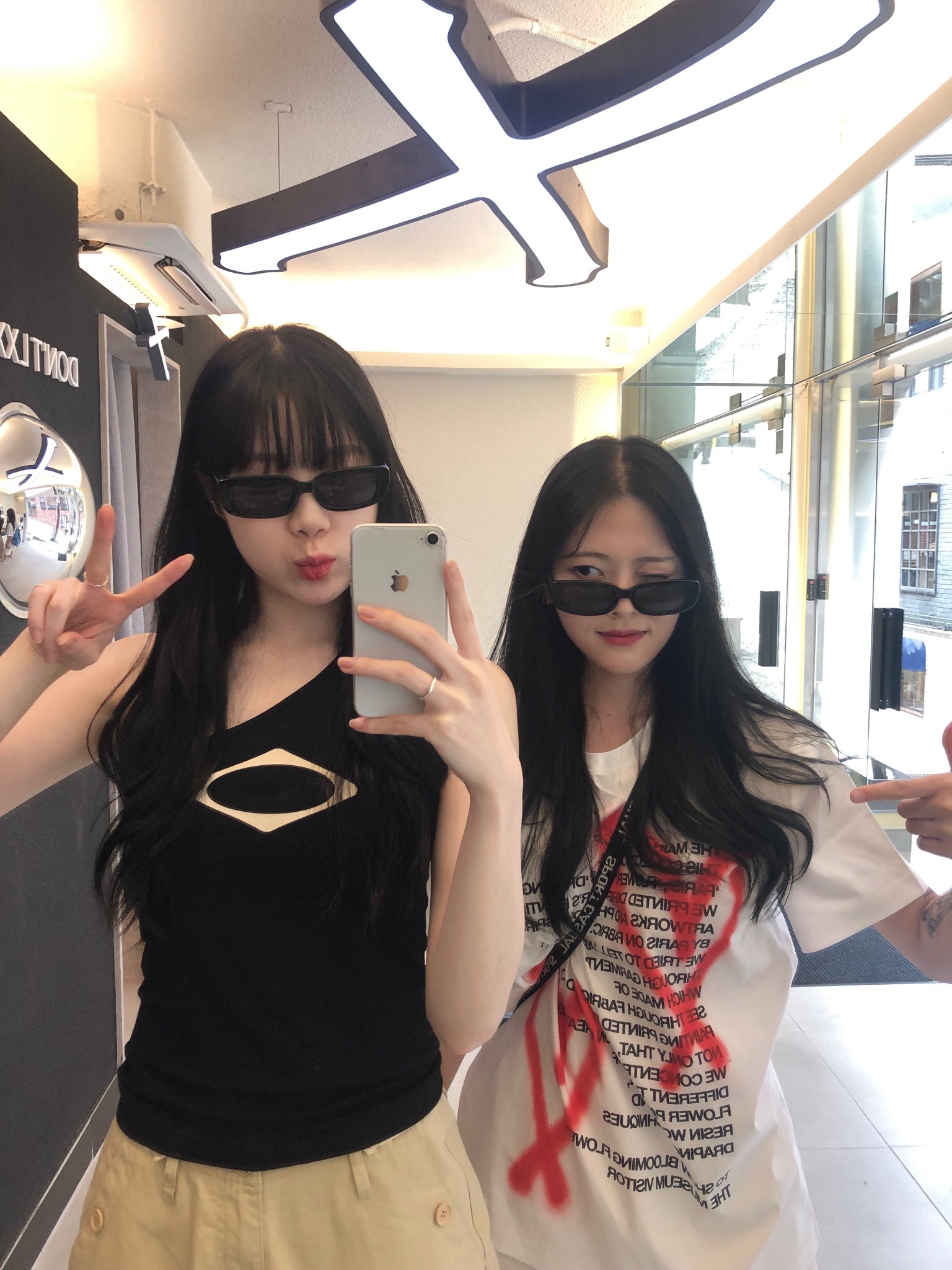 (W) Mischief Rhombus One Shoulder Top Black, The Museum Visitor Heart Sprayed T-Shirt White 착용 스타일 - 2