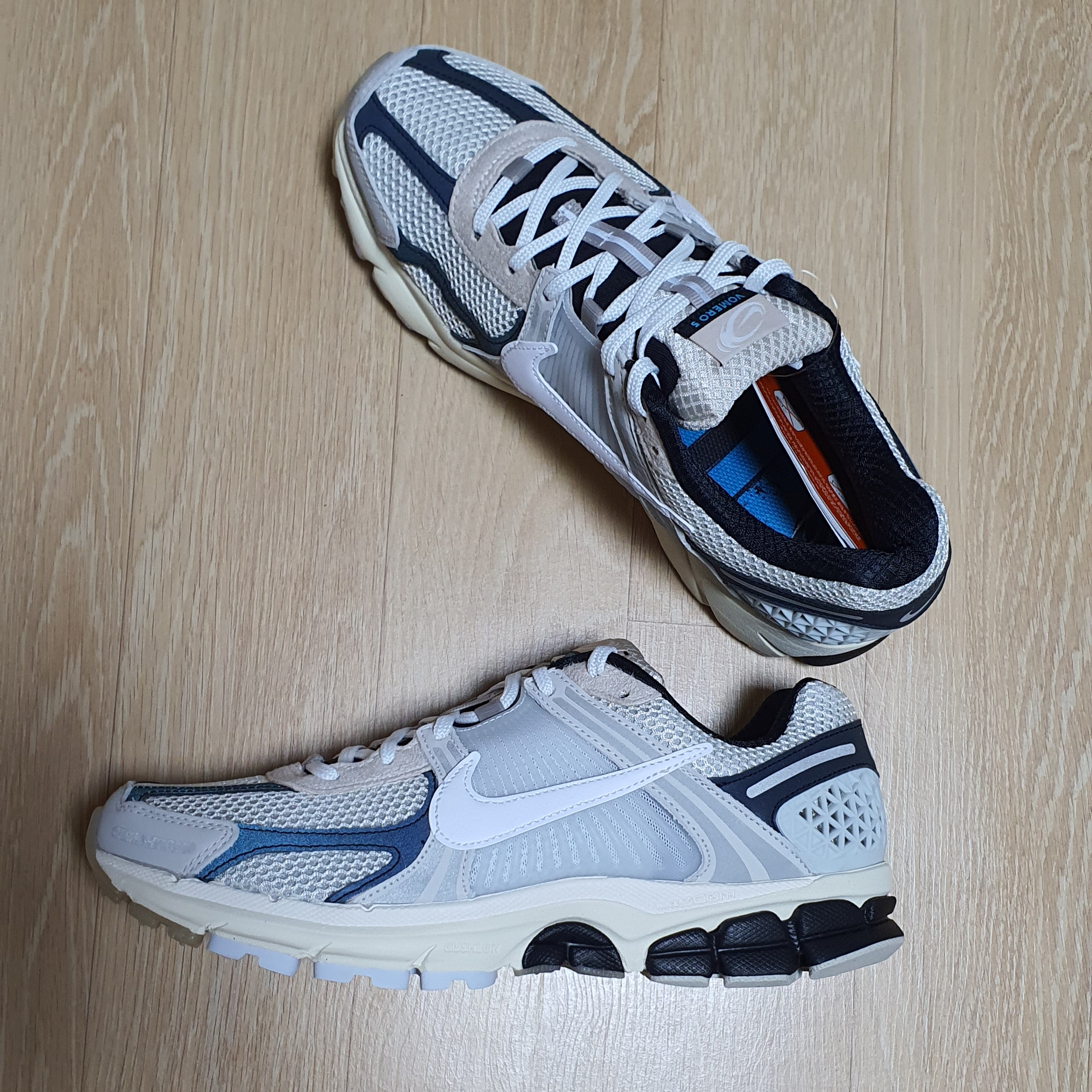 Nike Zoom Vomero 5 Light Bone and Black 착용 스타일