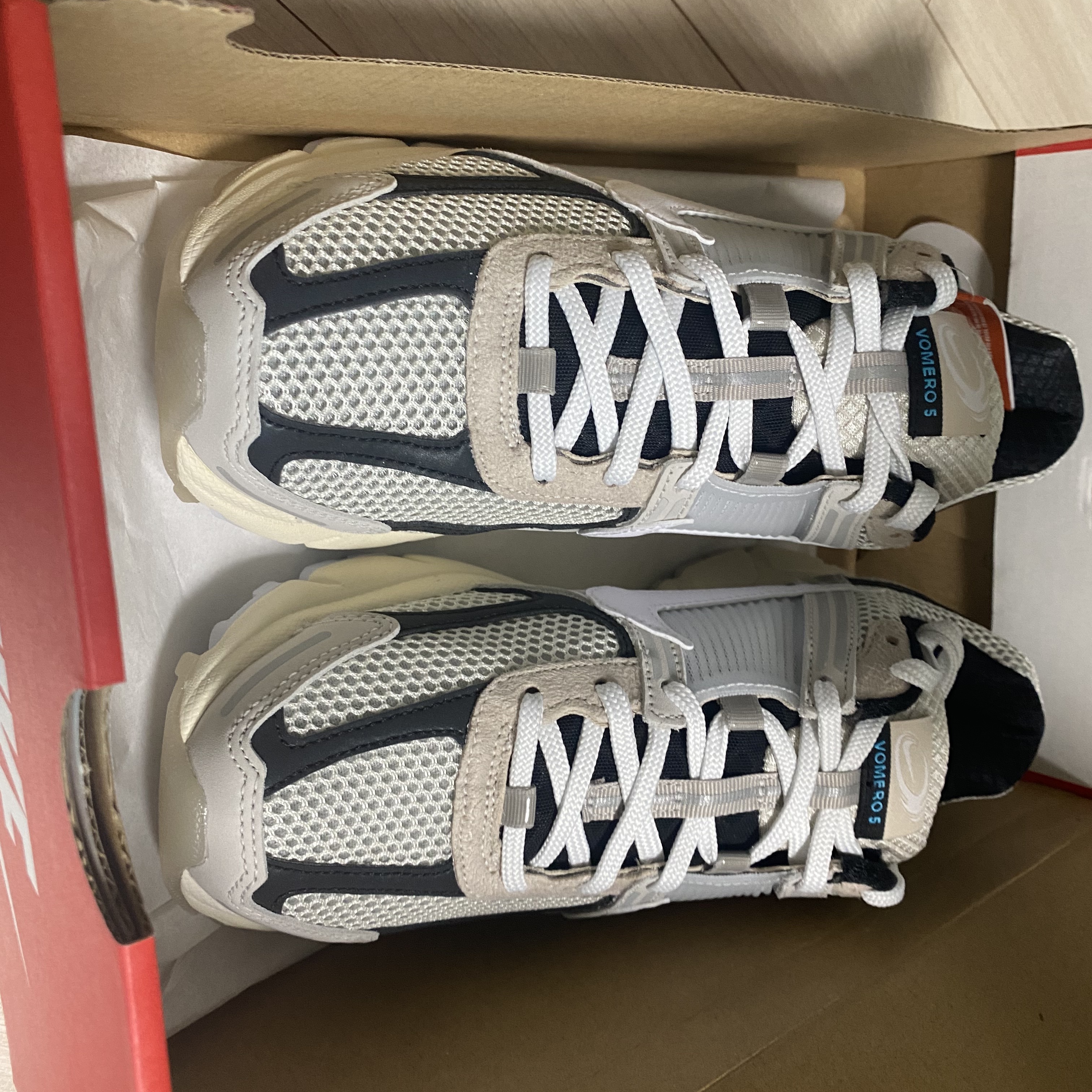 Nike Zoom Vomero 5 Light Bone and Black 착용 스타일 - 1