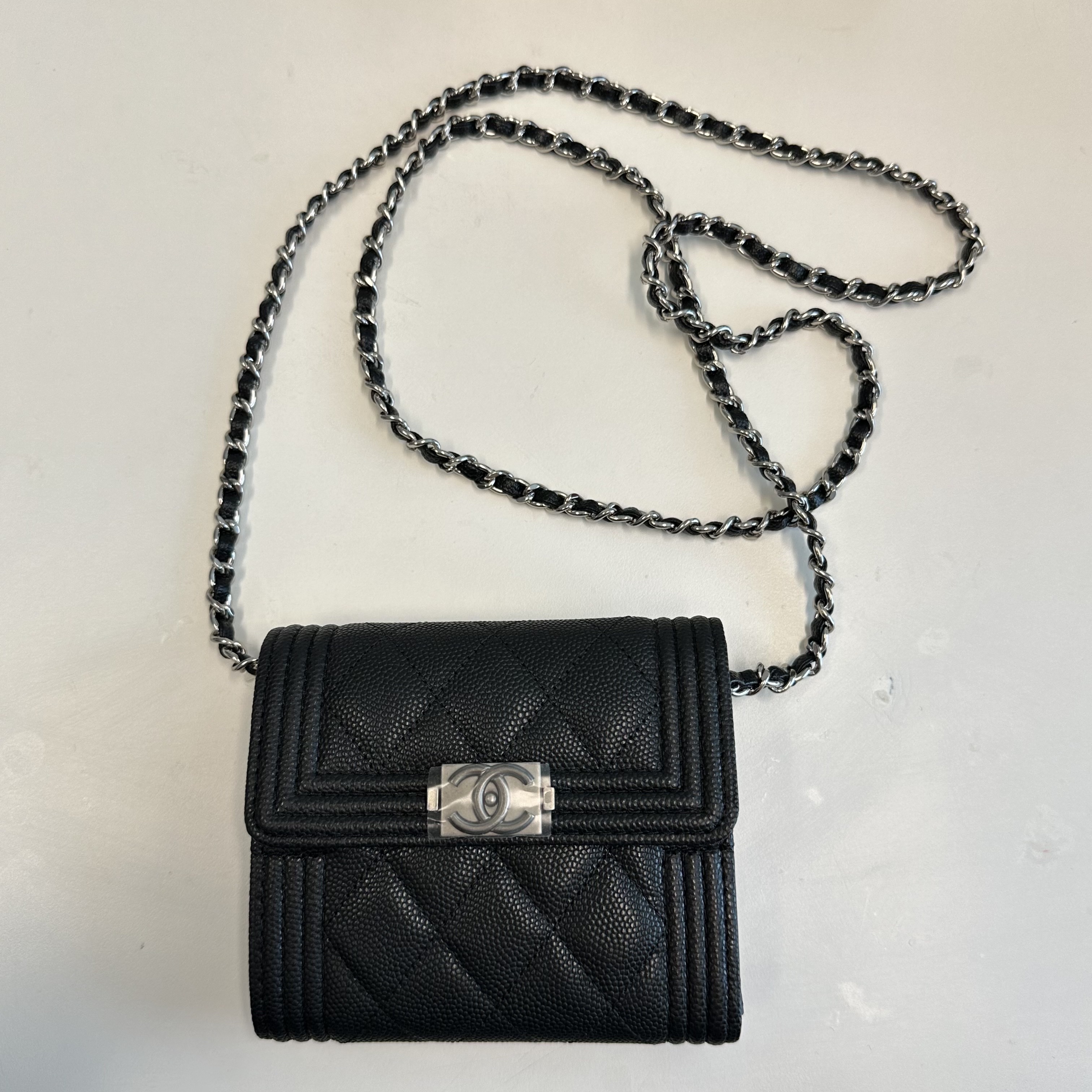 Chanel Boy Chanel Small Flap Wallet Grained Calfskin & Ruthenium Black 착용 스타일 - 1